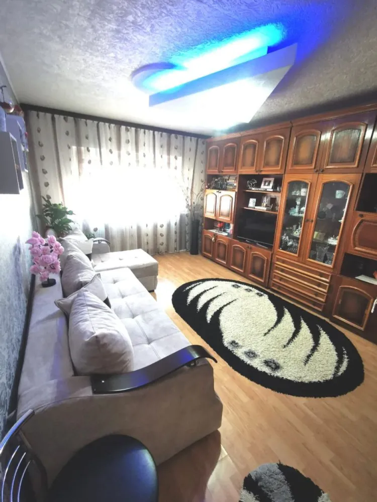 Apartament 2 camere de vânzare – Piața Centrală - Vă propunem spre vânzare un apartament cu 2 camere, situat în zona Piața Centrală, într-un imobil construit în anul 1988. 
Locuința are o suprafață de 55 mp și este amplasată la etajul 4 din 4.
Apartamentul este izolat exterior, oferind un confort termic sporit și eficiență energetică îmbunătățită. Beneficiază de centrală termică proprie și contorizare separată la apă, pentru un control optim al costurilor. 
Hidroizolația este realizată recent și se află în garanție, oferind siguranță și liniște viitorilor proprietari.
Compartimentarea este practică și luminoasă, fiind potrivit atât pentru locuit, cât și pentru investiție.
Zona este foarte bună, cu acces rapid la mijloace de transport în comun, piață, școli și alte puncte de interes, oferind confort și accesibilitate pentru întreaga familie.
Preț: 65.000 € negociabil.
Pentru mai multe detalii sau pentru programarea unei vizionări, nu ezitați să ne contactați.
Telefon 0746.252.252 - Liliana Ene, consilier imobiliar Mag Invest