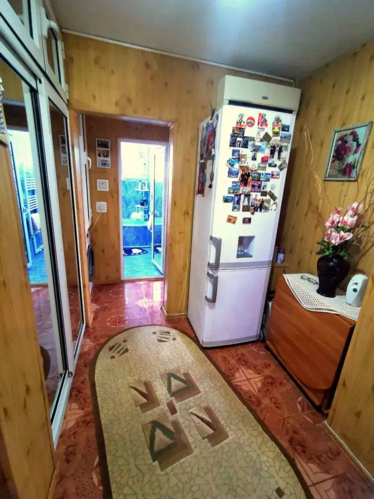 Apartament 2 camere de vânzare – Piața Centrală - Vă propunem spre vânzare un apartament cu 2 camere, situat în zona Piața Centrală, într-un imobil construit în anul 1988. 
Locuința are o suprafață de 55 mp și este amplasată la etajul 4 din 4.
Apartamentul este izolat exterior, oferind un confort termic sporit și eficiență energetică îmbunătățită. Beneficiază de centrală termică proprie și contorizare separată la apă, pentru un control optim al costurilor. 
Hidroizolația este realizată recent și se află în garanție, oferind siguranță și liniște viitorilor proprietari.
Compartimentarea este practică și luminoasă, fiind potrivit atât pentru locuit, cât și pentru investiție.
Zona este foarte bună, cu acces rapid la mijloace de transport în comun, piață, școli și alte puncte de interes, oferind confort și accesibilitate pentru întreaga familie.
Preț: 65.000 € negociabil.
Pentru mai multe detalii sau pentru programarea unei vizionări, nu ezitați să ne contactați.
Telefon 0746.252.252 - Liliana Ene, consilier imobiliar Mag Invest