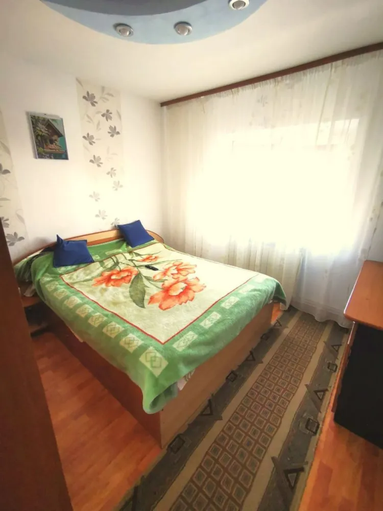 Apartament 2 camere de vânzare – Piața Centrală - Vă propunem spre vânzare un apartament cu 2 camere, situat în zona Piața Centrală, într-un imobil construit în anul 1988. 
Locuința are o suprafață de 55 mp și este amplasată la etajul 4 din 4.
Apartamentul este izolat exterior, oferind un confort termic sporit și eficiență energetică îmbunătățită. Beneficiază de centrală termică proprie și contorizare separată la apă, pentru un control optim al costurilor. 
Hidroizolația este realizată recent și se află în garanție, oferind siguranță și liniște viitorilor proprietari.
Compartimentarea este practică și luminoasă, fiind potrivit atât pentru locuit, cât și pentru investiție.
Zona este foarte bună, cu acces rapid la mijloace de transport în comun, piață, școli și alte puncte de interes, oferind confort și accesibilitate pentru întreaga familie.
Preț: 65.000 € negociabil.
Pentru mai multe detalii sau pentru programarea unei vizionări, nu ezitați să ne contactați.
Telefon 0746.252.252 - Liliana Ene, consilier imobiliar Mag Invest