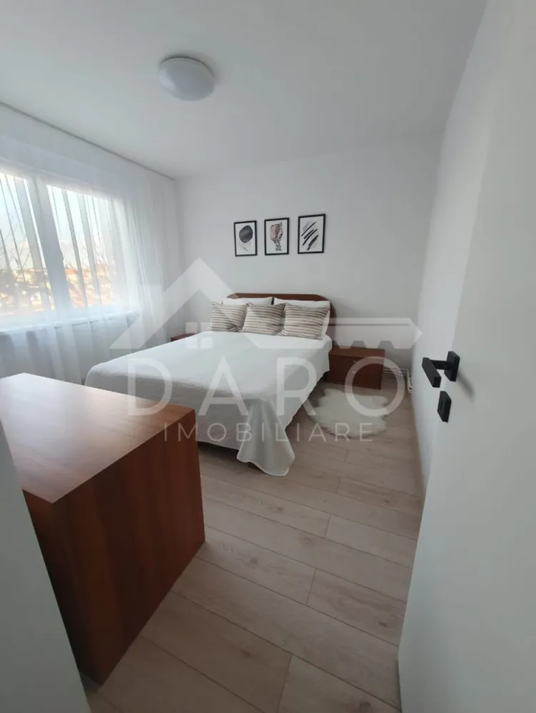 APARTAMENT 2 CAMERE MODERN – PANDURILOR – ETAJ 1 – 400€/LUNĂ 🔥 - APARTAMENT 2 CAMERE MODERN – PANDURILOR – ETAJ 1 – 400€/LUNĂ 🔥
📍 Târgu Mureș · Zona Pandurilor
🏡 Apartament | Închiriere | 2 camere | 52 mp | Decomandat | Etaj 1/4
✨ Descriere:
Se oferă spre închiriere un apartament cu 2 camere, decomandat, modern și bine întreținut, situat în zona Pandurilor, la etajul 1 – o poziție ideală 👇
Locuința este complet mobilată și utilată modern, fiind pregătită pentru mutare imediată.
✨ Compartimentare:
✔️ 2 camere 🛋️🛏️
✔️ Bucătărie 🍳
✔️ Baie 🛁
✔️ Cămară + debara – spațiu extra de depozitare 📦
✔️ Balcon închis 🌿
💎 Avantaje:
✔️ Decomandat – compartimentare practică
✔️ Etaj 1 – foarte căutat
✔️ Mobilat și utilat modern
✔️ Spații de depozitare multiple
✔️ Zonă accesibilă și bine conectată
📌 Condiții:
✔️ Garanție: o chirie
✔️ Ideal pentru cuplu sau persoană singură
✔️ Nu se acceptă animale de companie sau copii
💰 Preț: 400 €/lună
📞 0749 535 729 – pentru detalii și vizionare
🤝 Proprietate promovată prin DARO Imobiliare
💡 Vrei să îți cumperi propriul apartament?
Prin Kiwi Finance beneficiezi de cele mai bune soluții de credit, rapid și fără costuri pentru tine