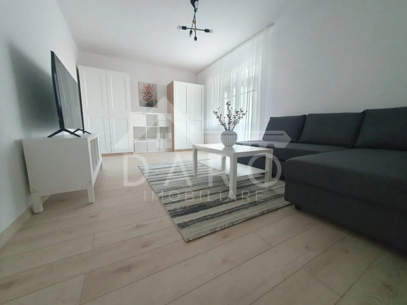 APARTAMENT 2 CAMERE MODERN – PANDURILOR – ETAJ 1 – 400€/LUNĂ 🔥 - APARTAMENT 2 CAMERE MODERN – PANDURILOR – ETAJ 1 – 400€/LUNĂ 🔥
📍 Târgu Mureș · Zona Pandurilor
🏡 Apartament | Închiriere | 2 camere | 52 mp | Decomandat | Etaj 1/4
✨ Descriere:
Se oferă spre închiriere un apartament cu 2 camere, decomandat, modern și bine întreținut, situat în zona Pandurilor, la etajul 1 – o poziție ideală 👇
Locuința este complet mobilată și utilată modern, fiind pregătită pentru mutare imediată.
✨ Compartimentare:
✔️ 2 camere 🛋️🛏️
✔️ Bucătărie 🍳
✔️ Baie 🛁
✔️ Cămară + debara – spațiu extra de depozitare 📦
✔️ Balcon închis 🌿
💎 Avantaje:
✔️ Decomandat – compartimentare practică
✔️ Etaj 1 – foarte căutat
✔️ Mobilat și utilat modern
✔️ Spații de depozitare multiple
✔️ Zonă accesibilă și bine conectată
📌 Condiții:
✔️ Garanție: o chirie
✔️ Ideal pentru cuplu sau persoană singură
✔️ Nu se acceptă animale de companie sau copii
💰 Preț: 400 €/lună
📞 0749 535 729 – pentru detalii și vizionare
🤝 Proprietate promovată prin DARO Imobiliare
💡 Vrei să îți cumperi propriul apartament?
Prin Kiwi Finance beneficiezi de cele mai bune soluții de credit, rapid și fără costuri pentru tine