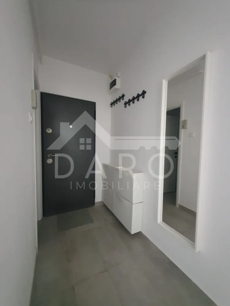 APARTAMENT 2 CAMERE MODERN – PANDURILOR – ETAJ 1 – 400€/LUNĂ 🔥 - APARTAMENT 2 CAMERE MODERN – PANDURILOR – ETAJ 1 – 400€/LUNĂ 🔥
📍 Târgu Mureș · Zona Pandurilor
🏡 Apartament | Închiriere | 2 camere | 52 mp | Decomandat | Etaj 1/4
✨ Descriere:
Se oferă spre închiriere un apartament cu 2 camere, decomandat, modern și bine întreținut, situat în zona Pandurilor, la etajul 1 – o poziție ideală 👇
Locuința este complet mobilată și utilată modern, fiind pregătită pentru mutare imediată.
✨ Compartimentare:
✔️ 2 camere 🛋️🛏️
✔️ Bucătărie 🍳
✔️ Baie 🛁
✔️ Cămară + debara – spațiu extra de depozitare 📦
✔️ Balcon închis 🌿
💎 Avantaje:
✔️ Decomandat – compartimentare practică
✔️ Etaj 1 – foarte căutat
✔️ Mobilat și utilat modern
✔️ Spații de depozitare multiple
✔️ Zonă accesibilă și bine conectată
📌 Condiții:
✔️ Garanție: o chirie
✔️ Ideal pentru cuplu sau persoană singură
✔️ Nu se acceptă animale de companie sau copii
💰 Preț: 400 €/lună
📞 0749 535 729 – pentru detalii și vizionare
🤝 Proprietate promovată prin DARO Imobiliare
💡 Vrei să îți cumperi propriul apartament?
Prin Kiwi Finance beneficiezi de cele mai bune soluții de credit, rapid și fără costuri pentru tine