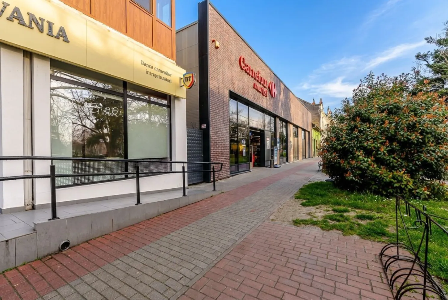 Spatiu comercial de vanzare cu chirias - De vânzare spațiu comercial închiriat – Nădlac, Piața Unirii (ultracentral)

Dacă urmărești un activ de tip „buy & hold”, cu chirie încasată anual și locație centrală, aici ai cifrele pe masă.
Preț: 800.000 EUR + TVA

Caracteristici proprietate:
868 mp construiți, pe teren de 1.654 mp
Vitrină 26 m – expunere directă, ușor de valorificat comercial
Înălțime 6,6 m – flexibilitate pentru diverse amenajări retail/logistică ușoară
Construcție 2018
98 KW putere instalată 

Important:
Locație ultracentrală, trafic pietonal și auto specific zonei centrale.
Format potrivit pentru retail alimentar, cu vizibilitate mare prin vitrina de 26 m.
Clădire relativ nouă (2018), cu potențial de costuri de mentenanță mai predictibile.
Retailul alimentar este, de regulă, o destinație de trafic constant.

Pentru detalii și vizionare apelați:
Florin Moș – 0721356746

Nu dispui de toată suma? Te ajutăm noi gratuit! Îți obținem oferte de la 16 bănci.

Ai o proprietate de vânzare în Arad și vrei să știi cât valorează cu adevărat?
Sună-mă pentru o evaluare gratuită, fără obligații.

Birou: ACASĂ | Agenție imobiliară Arad
Bulevardul Decebal 2, Arad 310133
