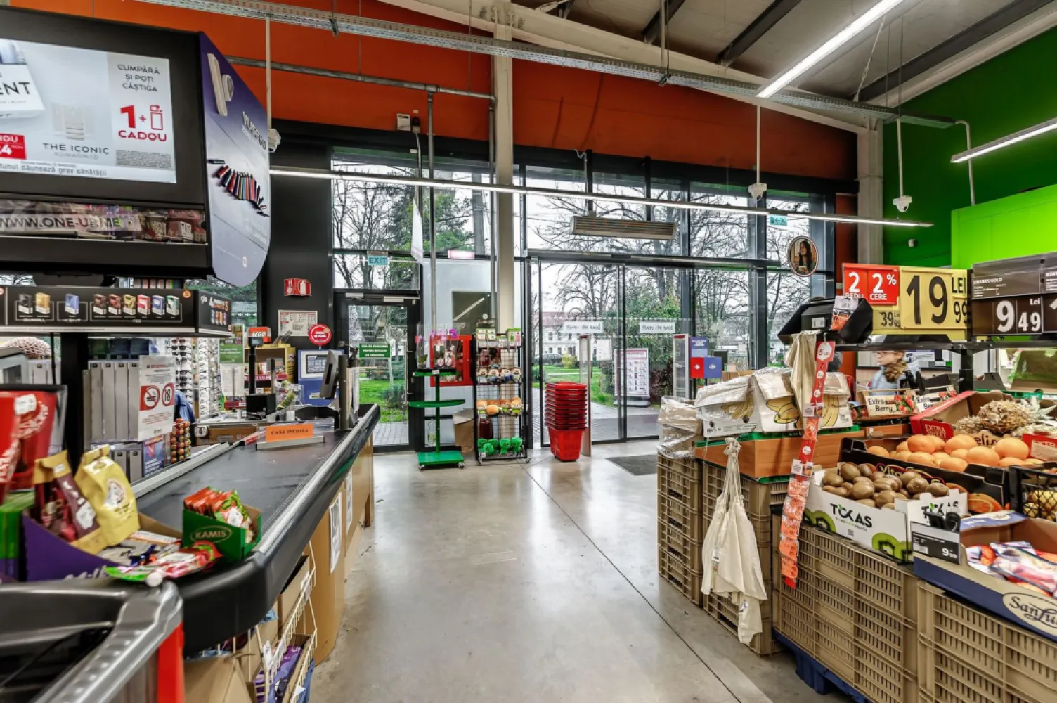 Spatiu comercial de vanzare cu chirias - De vânzare spațiu comercial închiriat – Nădlac, Piața Unirii (ultracentral)

Dacă urmărești un activ de tip „buy & hold”, cu chirie încasată anual și locație centrală, aici ai cifrele pe masă.
Preț: 800.000 EUR + TVA

Caracteristici proprietate:
868 mp construiți, pe teren de 1.654 mp
Vitrină 26 m – expunere directă, ușor de valorificat comercial
Înălțime 6,6 m – flexibilitate pentru diverse amenajări retail/logistică ușoară
Construcție 2018
98 KW putere instalată 

Important:
Locație ultracentrală, trafic pietonal și auto specific zonei centrale.
Format potrivit pentru retail alimentar, cu vizibilitate mare prin vitrina de 26 m.
Clădire relativ nouă (2018), cu potențial de costuri de mentenanță mai predictibile.
Retailul alimentar este, de regulă, o destinație de trafic constant.

Pentru detalii și vizionare apelați:
Florin Moș – 0721356746

Nu dispui de toată suma? Te ajutăm noi gratuit! Îți obținem oferte de la 16 bănci.

Ai o proprietate de vânzare în Arad și vrei să știi cât valorează cu adevărat?
Sună-mă pentru o evaluare gratuită, fără obligații.

Birou: ACASĂ | Agenție imobiliară Arad
Bulevardul Decebal 2, Arad 310133