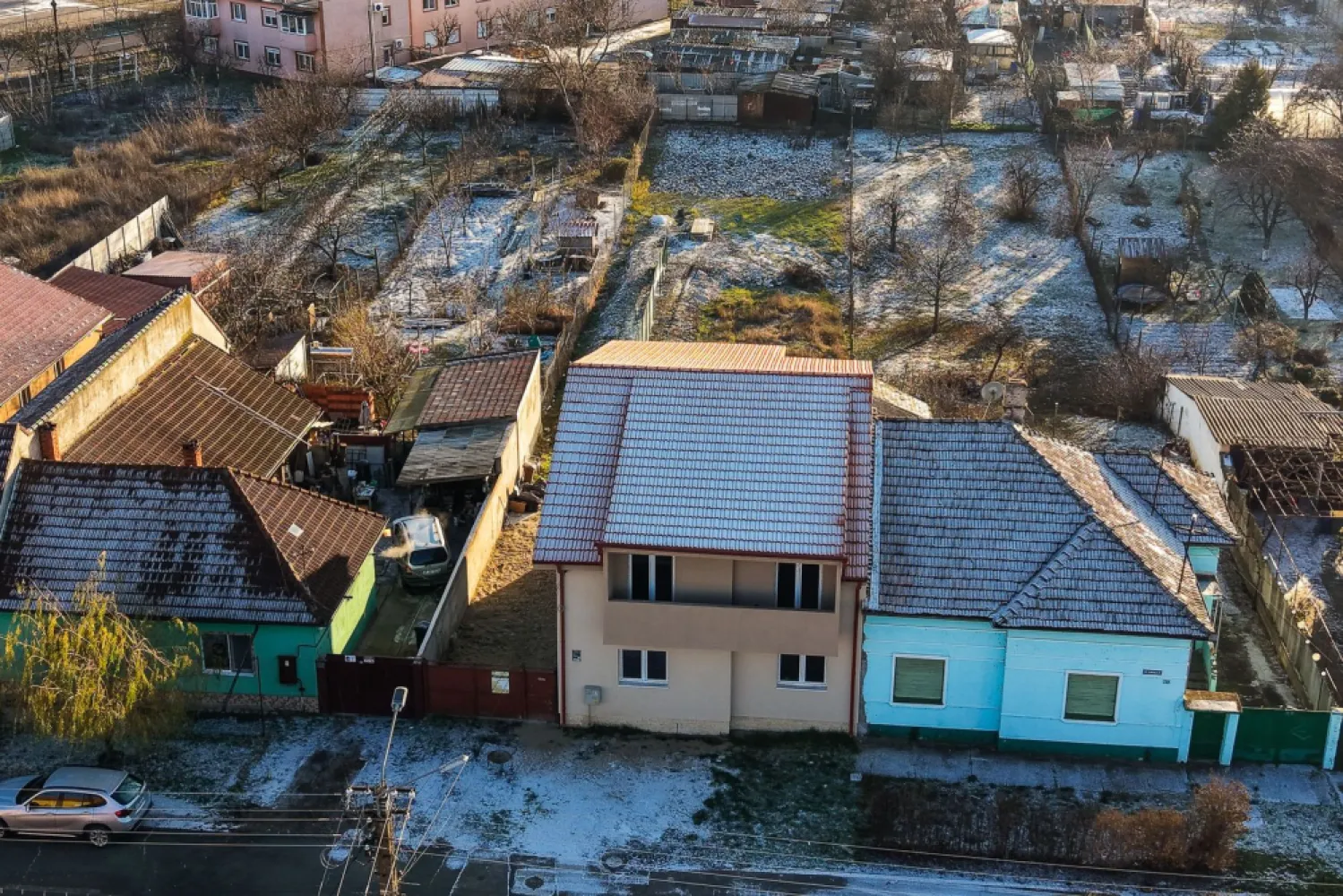 Casă nouă cu etaj semifinalizată, zonă liniștită în Aradul Nou - Vă ofer spre vânzare o casă nouă semifinalizată, cu etaj, 3 dormitoare și 2 balcoane, comision 0% la cumpărător. 

Detalii Proprietate:
Tip: Casă nouă cu etaj, edificată în 2023-2024, cu o suprafață construită de 233,35 mp
Suprafață teren: 588 mp
Camere: 4 (3 dormitoare, dintre care unul matrimonial cu baie proprie)
Băi: 3
Living: Spațios, ideal pentru momentele de relaxare
Bucătărie: Închisă, perfectă pentru gătit în liniște
Stadiu: Parterul este la tencuială gri, iar etajul este la roșu, oferind oportunitatea de a personaliza spațiul conform preferințelor tale.

Această casă reprezintă o oportunitate rară de a te bucura de confortul și liniștea unei zone excelente, perfectă pentru familii sau pentru cei care doresc să investească într-un cămin de vis.

Pentru detalii și vizionare contactați-mă la: 0724 694 458 Dorel Vereș Consultant Imobiliar Acasă Arad
Nu dispui de toată suma? Te ajutăm noi gratuit! Îți obținem oferte de la 16 bănci.

Ai o proprietate de vânzare în Arad și vrei să știi cât valorează cu adevărat?

Sună-mă pentru o evaluare gratuită, fără obligații.

Birou: ACASĂ | Agenție imobiliară Arad

Bulevardul Decebal 2, Arad 310133