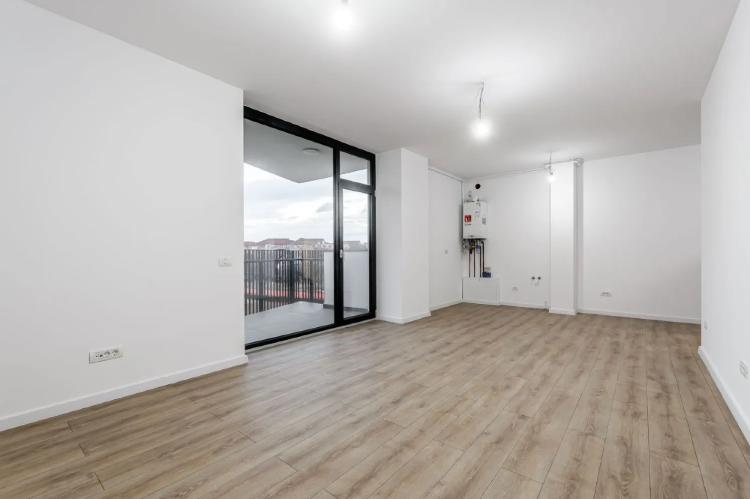 3 camere finisat la cheie – 71 mp + parcare subterană - Vă propunem spre vânzare un apartament nou cu 3 camere, excelent compartimentat, situat în XCity Towers, unul dintre cele mai apreciate și moderne ansambluri rezidențiale din Timișoara. Un proiect emblematic, gândit pentru un stil de viață urban premium și pentru investiții imobiliare sigure.

Apartamentul se vinde direct de la dezvoltator, cu predare în martie 2026, complet finisat la cheie, gata să devină fie locuința ideală, fie o investiție cu randament foarte bun.

Preț: 169.900 € + 21% TVA | Parcare subterană inclusă în preț
Contact: Sebastian Nica 0722 252 639

Caracteristici apartament:
• 3 camere, compartimentare modernă și eficientă
• Suprafață utilă: 71 mp
• Balcon + logie, spații exterioare perfect integrate
• Living luminos, cu vitraje mari și lumină naturală din plin
• Finisaje premium, atent alese

Dotări și beneficii:
• Încălzire în pardoseală și centrală termică proprie
• Sistem de climatizare modern
• Rolete electrice
• Sistem Smart Home
• Consum redus de energie, costuri mici de întreținere
• Materiale moderne, prietenoase cu mediul

Avantajele ansamblului XCity Towers:
• Arhitectură contemporană, design urban de impact
• Parc privat de aproximativ 6.000 mp pentru rezidenți
• Zone de relaxare și spații dedicate comunității
• Acces rapid la centre comerciale, transport public, școli și zone verzi
• Cerere ridicată la închiriere și potențial foarte bun de apreciere în timp

Pentru informații suplimentare, disponibilitate și planuri, vă stau la dispoziție: 
Sebastian Nica – 0722 252 639

Nu dispui de toată suma? Te ajutăm noi gratuit! Îți obținem oferte de la 16 bănci.

Atenție! Imaginile au caracter informativ, preluate din apartamente finalizate și finisate din cadrul complexului!