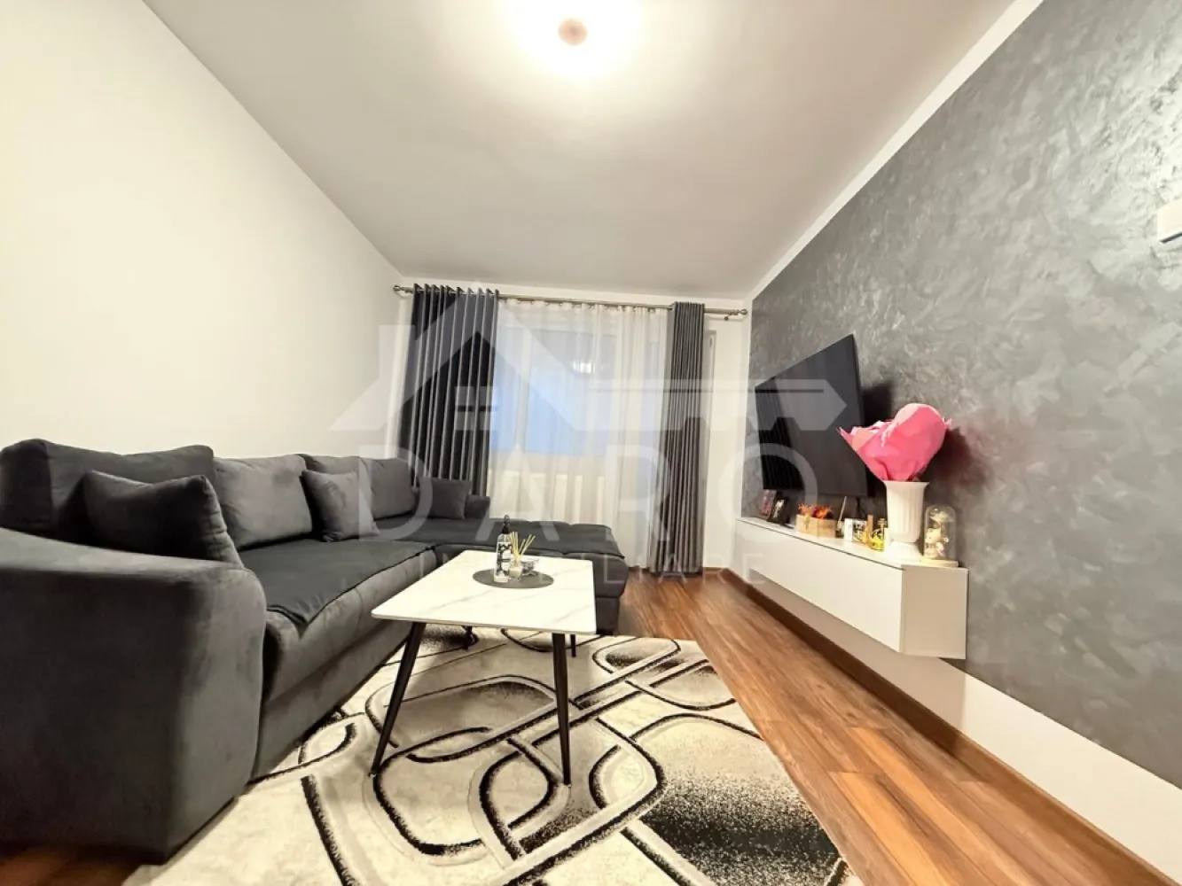 Apartament 2 camere decomandat – Libertății | Etaj 2 | 115.000 € - Apartament 2 camere decomandat – Libertății | Etaj 2 | 115.000 €
✨ O oportunitate excelentă pentru locuire sau investiție!
📍 Se oferă spre vânzare un apartament cu 2 camere decomandate, situat în cartierul Libertății, la etajul 2 din 10, într-un bloc bine întreținut.
📐 Suprafață utilă: 54 mp
🔑 Compartimentare:
• Living spațios
• Dormitor
• Bucătărie
• Cămară
• Baie
• Hol
• Balcon (cu acces din living și bucătărie)
💎 Dotări și îmbunătățiri:
✔ Centrală termică proprie
✔ Instalație electrică complet schimbată
✔ Geamuri termopan
✔ Baie complet renovată
✔ Uși interioare schimbate
✔ Gresie și parchet
✔ Mobilă nouă
✔ Finisaje moderne
🛋️ Se vinde complet mobilat și utilat, exact ca în poze – gata de mutare imediată!
💰 Preț: 115.000 €
📞 Pentru detalii și vizionare: 0749 535 729