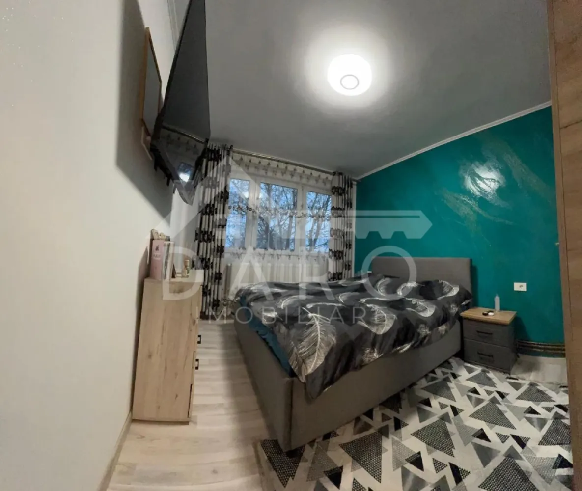 Apartament 2 camere decomandat – Libertății | Etaj 2 | 115.000 € - Apartament 2 camere decomandat – Libertății | Etaj 2 | 115.000 €
✨ O oportunitate excelentă pentru locuire sau investiție!
📍 Se oferă spre vânzare un apartament cu 2 camere decomandate, situat în cartierul Libertății, la etajul 2 din 10, într-un bloc bine întreținut.
📐 Suprafață utilă: 54 mp
🔑 Compartimentare:
• Living spațios
• Dormitor
• Bucătărie
• Cămară
• Baie
• Hol
• Balcon (cu acces din living și bucătărie)
💎 Dotări și îmbunătățiri:
✔ Centrală termică proprie
✔ Instalație electrică complet schimbată
✔ Geamuri termopan
✔ Baie complet renovată
✔ Uși interioare schimbate
✔ Gresie și parchet
✔ Mobilă nouă
✔ Finisaje moderne
🛋️ Se vinde complet mobilat și utilat, exact ca în poze – gata de mutare imediată!
💰 Preț: 115.000 €
📞 Pentru detalii și vizionare: 0749 535 729
