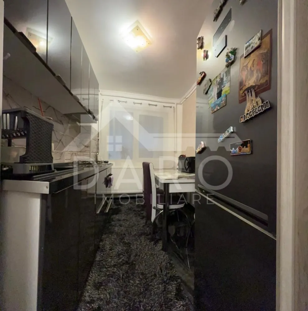 Apartament 2 camere decomandat – Libertății | Etaj 2 | 115.000 € - Apartament 2 camere decomandat – Libertății | Etaj 2 | 115.000 €
✨ O oportunitate excelentă pentru locuire sau investiție!
📍 Se oferă spre vânzare un apartament cu 2 camere decomandate, situat în cartierul Libertății, la etajul 2 din 10, într-un bloc bine întreținut.
📐 Suprafață utilă: 54 mp
🔑 Compartimentare:
• Living spațios
• Dormitor
• Bucătărie
• Cămară
• Baie
• Hol
• Balcon (cu acces din living și bucătărie)
💎 Dotări și îmbunătățiri:
✔ Centrală termică proprie
✔ Instalație electrică complet schimbată
✔ Geamuri termopan
✔ Baie complet renovată
✔ Uși interioare schimbate
✔ Gresie și parchet
✔ Mobilă nouă
✔ Finisaje moderne
🛋️ Se vinde complet mobilat și utilat, exact ca în poze – gata de mutare imediată!
💰 Preț: 115.000 €
📞 Pentru detalii și vizionare: 0749 535 729