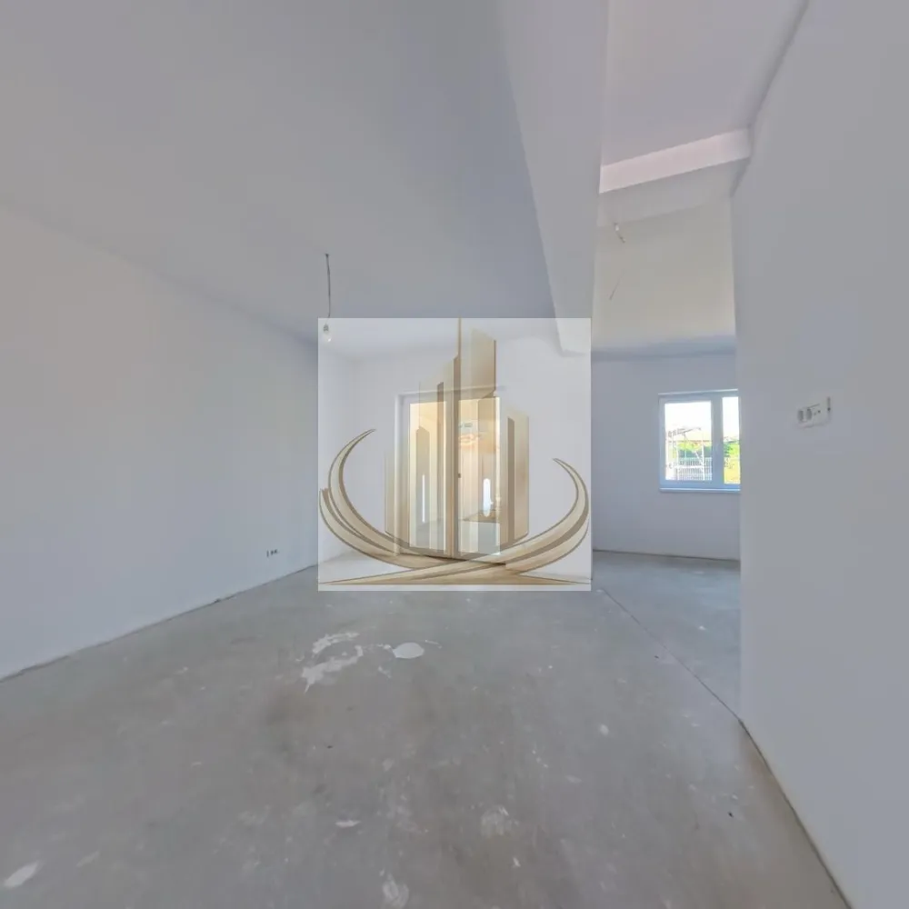 Duplex Premium în Dumbrăvița – Spațiu, Confort și Flexibilitate - Nu toate casele ajung să fie „acasă”. Iar unele proprietăți nu rămân disponibile prea mult timp.
Acest duplex din Dumbrăvița este genul de locuință care îți oferă exact echilibrul dintre spațiu, confort și poziționare excelentă.

Detalii principale:
Construcție tip duplex, amplasată într-o zonă foarte bună
Camere mari, bine compartimentate
5 camere | 3 băi
Living open-space cu posibilitate de închidere
Terasă și curte proprie
Încălzire în pardoseală
Compartimentare:

Parter:

Bucătărie open-space + living (se poate închide)
Birou sau dormitor foarte spațios
Baie cu duș
Cameră tehnică + spațiu depozitare
Terasă
Garaj cu acces din stradă și din grădină (acces auto în curte)

Etaj:

3 dormitoare
Dormitor matrimonial cu baie proprie și balcon
2 dormitoare secundare
1 baie

Extra:

Acces pod izolat (spațiu suplimentar)
Dotări și construcție:
Cărămidă de 25 cm + izolație polistiren 10 cm EPS100
Ușă intrare din aluminiu
Termostate smart în fiecare cameră
Pregătit pentru sistem de alarmă și camere video
Pregătit pentru aer condiționat și panouri solare (instalații trase)
Avantajul tău:

Finisajele pot fi alese de tine, astfel încât locuința să reflecte exact stilul și preferințele tale.

Aceasta este o proprietate completă, gândită pentru o familie care își dorește spațiu, funcționalitate și o zonă premium.

Pentru detalii și vizionare:
Grand Mobilis Imobiliare