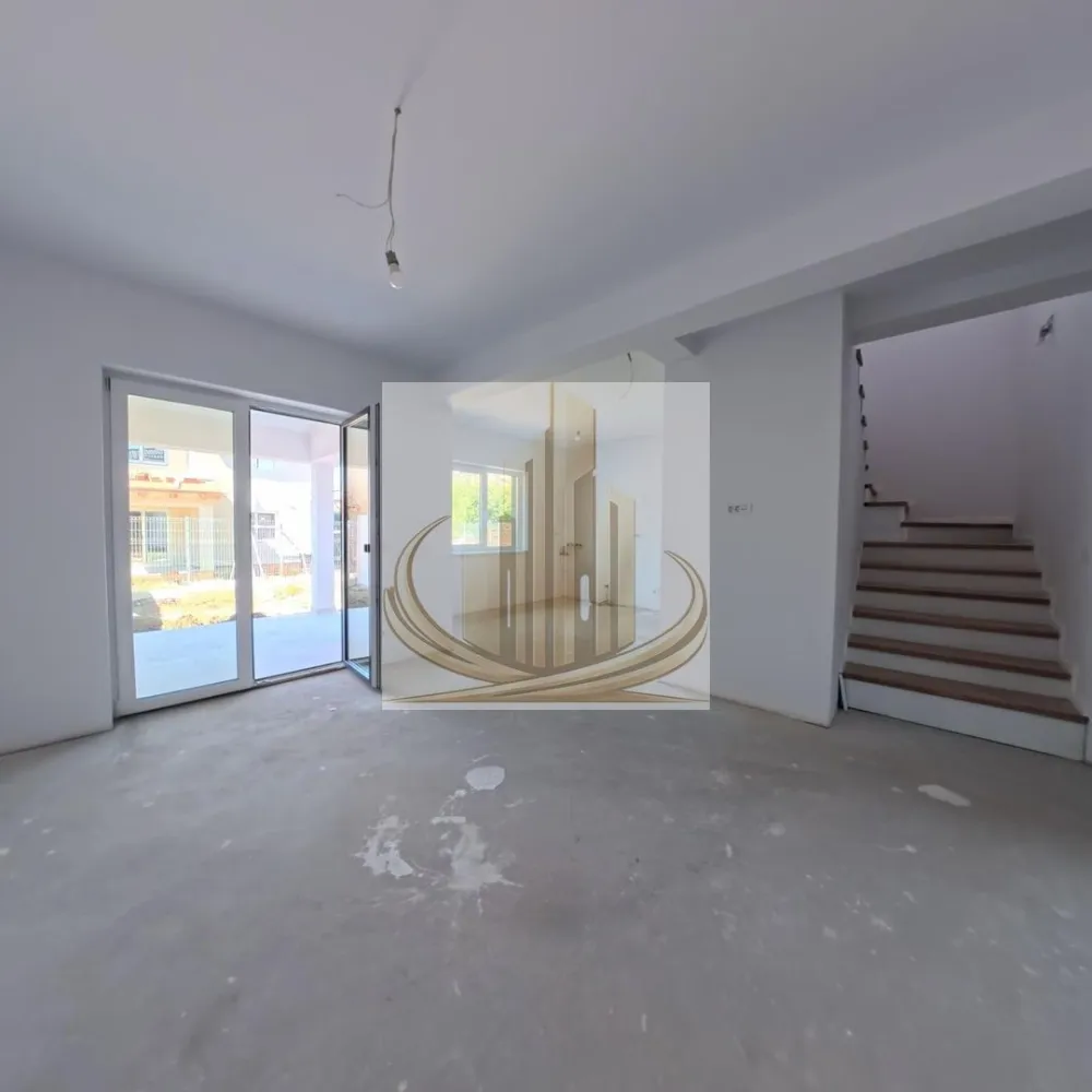 Duplex Premium în Dumbrăvița – Spațiu, Confort și Flexibilitate - Nu toate casele ajung să fie „acasă”. Iar unele proprietăți nu rămân disponibile prea mult timp.
Acest duplex din Dumbrăvița este genul de locuință care îți oferă exact echilibrul dintre spațiu, confort și poziționare excelentă.

Detalii principale:
Construcție tip duplex, amplasată într-o zonă foarte bună
Camere mari, bine compartimentate
5 camere | 3 băi
Living open-space cu posibilitate de închidere
Terasă și curte proprie
Încălzire în pardoseală
Compartimentare:

Parter:

Bucătărie open-space + living (se poate închide)
Birou sau dormitor foarte spațios
Baie cu duș
Cameră tehnică + spațiu depozitare
Terasă
Garaj cu acces din stradă și din grădină (acces auto în curte)

Etaj:

3 dormitoare
Dormitor matrimonial cu baie proprie și balcon
2 dormitoare secundare
1 baie

Extra:

Acces pod izolat (spațiu suplimentar)
Dotări și construcție:
Cărămidă de 25 cm + izolație polistiren 10 cm EPS100
Ușă intrare din aluminiu
Termostate smart în fiecare cameră
Pregătit pentru sistem de alarmă și camere video
Pregătit pentru aer condiționat și panouri solare (instalații trase)
Avantajul tău:

Finisajele pot fi alese de tine, astfel încât locuința să reflecte exact stilul și preferințele tale.

Aceasta este o proprietate completă, gândită pentru o familie care își dorește spațiu, funcționalitate și o zonă premium.

Pentru detalii și vizionare:
Grand Mobilis Imobiliare