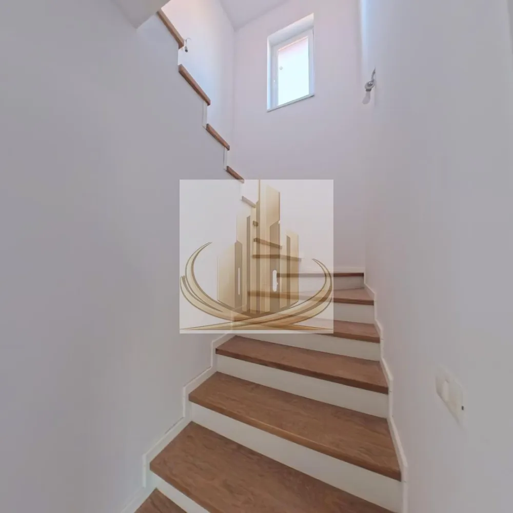 Duplex Premium în Dumbrăvița – Spațiu, Confort și Flexibilitate - Nu toate casele ajung să fie „acasă”. Iar unele proprietăți nu rămân disponibile prea mult timp.
Acest duplex din Dumbrăvița este genul de locuință care îți oferă exact echilibrul dintre spațiu, confort și poziționare excelentă.

Detalii principale:
Construcție tip duplex, amplasată într-o zonă foarte bună
Camere mari, bine compartimentate
5 camere | 3 băi
Living open-space cu posibilitate de închidere
Terasă și curte proprie
Încălzire în pardoseală
Compartimentare:

Parter:

Bucătărie open-space + living (se poate închide)
Birou sau dormitor foarte spațios
Baie cu duș
Cameră tehnică + spațiu depozitare
Terasă
Garaj cu acces din stradă și din grădină (acces auto în curte)

Etaj:

3 dormitoare
Dormitor matrimonial cu baie proprie și balcon
2 dormitoare secundare
1 baie

Extra:

Acces pod izolat (spațiu suplimentar)
Dotări și construcție:
Cărămidă de 25 cm + izolație polistiren 10 cm EPS100
Ușă intrare din aluminiu
Termostate smart în fiecare cameră
Pregătit pentru sistem de alarmă și camere video
Pregătit pentru aer condiționat și panouri solare (instalații trase)
Avantajul tău:

Finisajele pot fi alese de tine, astfel încât locuința să reflecte exact stilul și preferințele tale.

Aceasta este o proprietate completă, gândită pentru o familie care își dorește spațiu, funcționalitate și o zonă premium.

Pentru detalii și vizionare:
Grand Mobilis Imobiliare