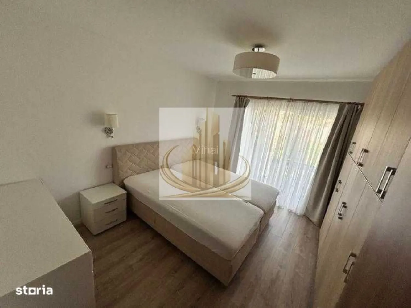 Apartament 2 camere si curte proprie Kaulfand Dumbravita - Grand Mobilis Imobiliare vă propune spre vânzare un apartament cu 2 camere, situat la parterul unui imobil cu regim redus de înălțime (P+2E), construit în anul 2018, amplasat într-o zonă foarte bună și liniștită. Proprietatea are o suprafață utilă de 53,38 mp și beneficiază de terasă și curte proprie, oferind un plus de confort și intimitate. Compartimentare: Living Bucătărie Dormitor Baie Terasă Apartamentul se vinde complet mobilat și utilat, exact ca în fotografii, fiind pregătit pentru mutare imediată. Avantaje și beneficii: Curte proprie, ideală pentru relaxare 2 locuri de parcare Terasă Imobil construit în 2018 Stradă asfaltată Localizarea este excelentă, având în proximitate numeroase facilități: Kaufland, McDonald’s, Mega Image, farmacii, restaurante și cafenele, cu acces facil către oraș. Proprietatea este ideală pentru o familie cu copil, care se poate bucura de spațiul exterior în siguranță, dar și pentru un cuplu iubitor de animale, oferind posibilitatea de a ține un cățel în curte sau de a-i oferi libertate într-un spațiu propriu. Această proprietate reprezintă o oportunitate excelentă atât pentru locuit, cât și pentru investiție. Pentru mai multe detalii sau programarea unei vizionări, echipa Grand Mobilis Imobiliare vă stă la dispoziție. ID Intern: CP3022586