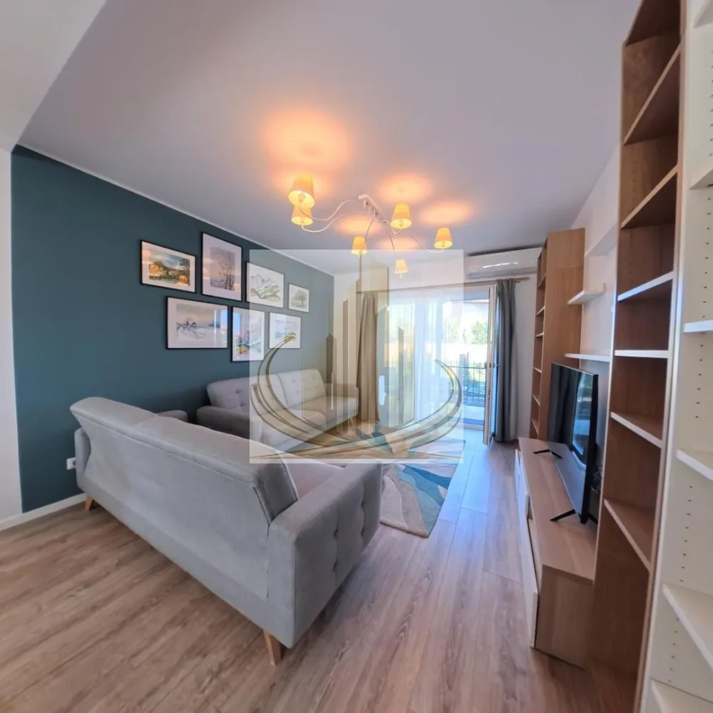 Apartament 2 camere si curte proprie Kaulfand Dumbravita - Grand Mobilis Imobiliare vă propune spre vânzare un apartament cu 2 camere, situat la parterul unui imobil cu regim redus de înălțime (P+2E), construit în anul 2018, amplasat într-o zonă foarte bună și liniștită. Proprietatea are o suprafață utilă de 53,38 mp și beneficiază de terasă și curte proprie, oferind un plus de confort și intimitate. Compartimentare: Living Bucătărie Dormitor Baie Terasă Apartamentul se vinde complet mobilat și utilat, exact ca în fotografii, fiind pregătit pentru mutare imediată. Avantaje și beneficii: Curte proprie, ideală pentru relaxare 2 locuri de parcare Terasă Imobil construit în 2018 Stradă asfaltată Localizarea este excelentă, având în proximitate numeroase facilități: Kaufland, McDonald’s, Mega Image, farmacii, restaurante și cafenele, cu acces facil către oraș. Proprietatea este ideală pentru o familie cu copil, care se poate bucura de spațiul exterior în siguranță, dar și pentru un cuplu iubitor de animale, oferind posibilitatea de a ține un cățel în curte sau de a-i oferi libertate într-un spațiu propriu. Această proprietate reprezintă o oportunitate excelentă atât pentru locuit, cât și pentru investiție. Pentru mai multe detalii sau programarea unei vizionări, echipa Grand Mobilis Imobiliare vă stă la dispoziție. ID Intern: CP3022586