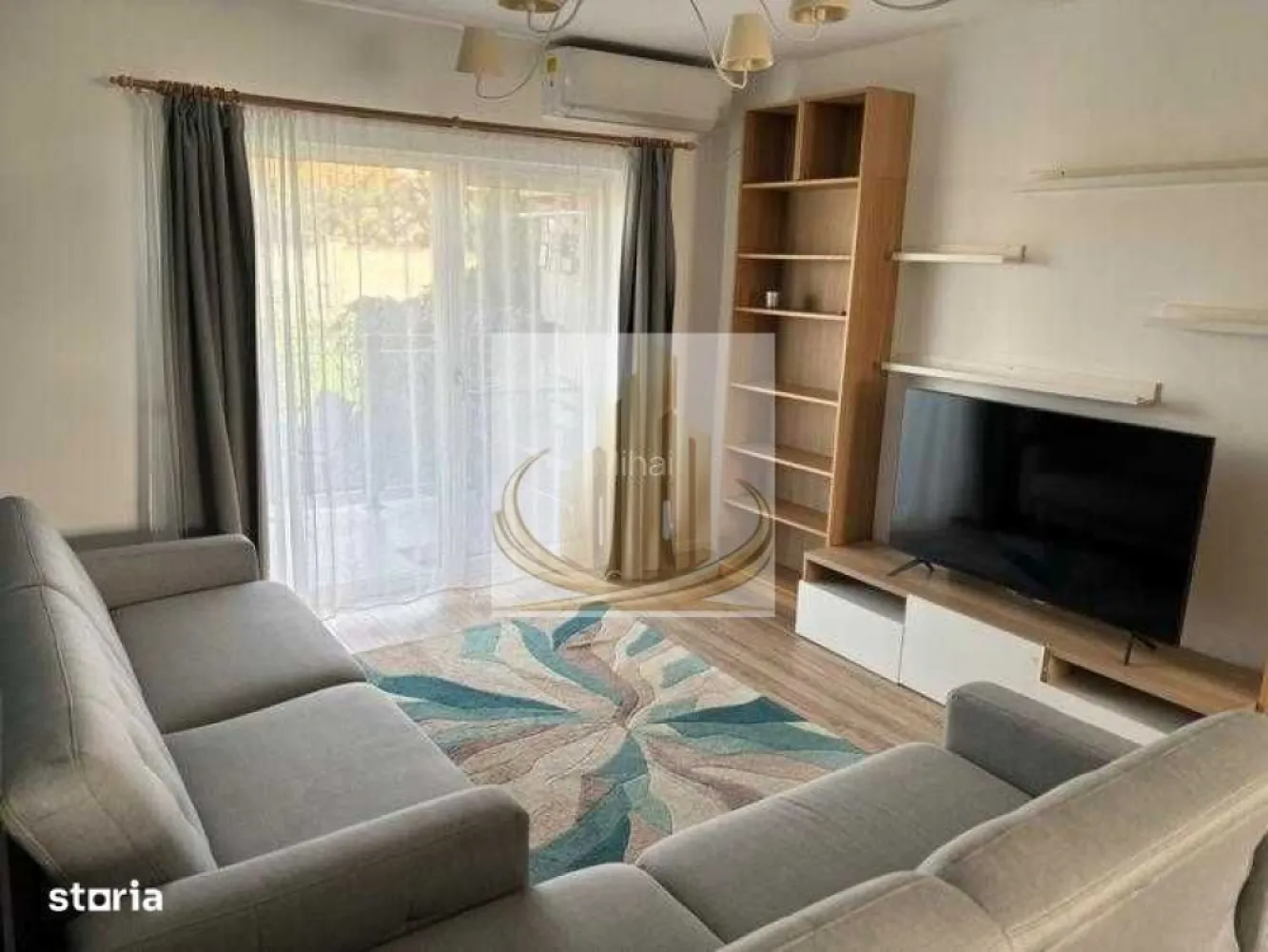 Apartament 2 camere si curte proprie Kaulfand Dumbravita - Grand Mobilis Imobiliare vă propune spre vânzare un apartament cu 2 camere, situat la parterul unui imobil cu regim redus de înălțime (P+2E), construit în anul 2018, amplasat într-o zonă foarte bună și liniștită. Proprietatea are o suprafață utilă de 53,38 mp și beneficiază de terasă și curte proprie, oferind un plus de confort și intimitate. Compartimentare: Living Bucătărie Dormitor Baie Terasă Apartamentul se vinde complet mobilat și utilat, exact ca în fotografii, fiind pregătit pentru mutare imediată. Avantaje și beneficii: Curte proprie, ideală pentru relaxare 2 locuri de parcare Terasă Imobil construit în 2018 Stradă asfaltată Localizarea este excelentă, având în proximitate numeroase facilități: Kaufland, McDonald’s, Mega Image, farmacii, restaurante și cafenele, cu acces facil către oraș. Proprietatea este ideală pentru o familie cu copil, care se poate bucura de spațiul exterior în siguranță, dar și pentru un cuplu iubitor de animale, oferind posibilitatea de a ține un cățel în curte sau de a-i oferi libertate într-un spațiu propriu. Această proprietate reprezintă o oportunitate excelentă atât pentru locuit, cât și pentru investiție. Pentru mai multe detalii sau programarea unei vizionări, echipa Grand Mobilis Imobiliare vă stă la dispoziție. ID Intern: CP3022586