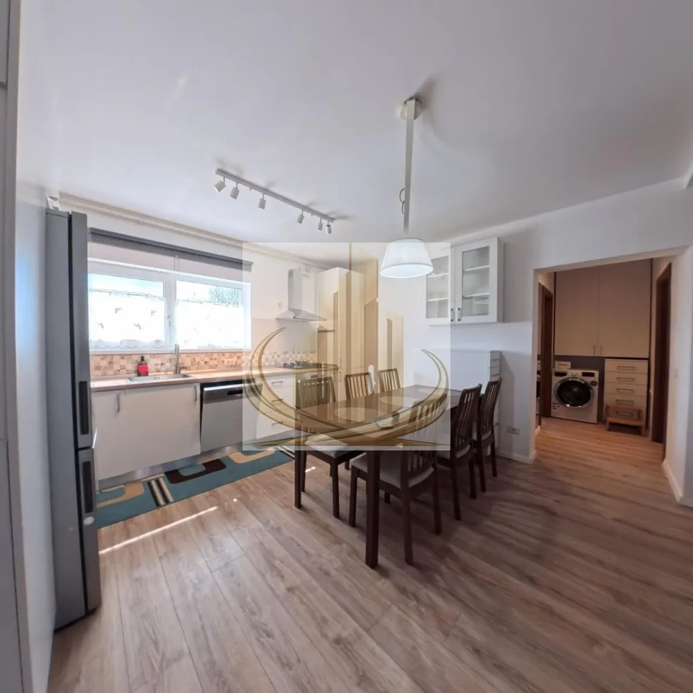 Apartament 2 camere si curte proprie Kaulfand Dumbravita - Grand Mobilis Imobiliare vă propune spre vânzare un apartament cu 2 camere, situat la parterul unui imobil cu regim redus de înălțime (P+2E), construit în anul 2018, amplasat într-o zonă foarte bună și liniștită. Proprietatea are o suprafață utilă de 53,38 mp și beneficiază de terasă și curte proprie, oferind un plus de confort și intimitate. Compartimentare: Living Bucătărie Dormitor Baie Terasă Apartamentul se vinde complet mobilat și utilat, exact ca în fotografii, fiind pregătit pentru mutare imediată. Avantaje și beneficii: Curte proprie, ideală pentru relaxare 2 locuri de parcare Terasă Imobil construit în 2018 Stradă asfaltată Localizarea este excelentă, având în proximitate numeroase facilități: Kaufland, McDonald’s, Mega Image, farmacii, restaurante și cafenele, cu acces facil către oraș. Proprietatea este ideală pentru o familie cu copil, care se poate bucura de spațiul exterior în siguranță, dar și pentru un cuplu iubitor de animale, oferind posibilitatea de a ține un cățel în curte sau de a-i oferi libertate într-un spațiu propriu. Această proprietate reprezintă o oportunitate excelentă atât pentru locuit, cât și pentru investiție. Pentru mai multe detalii sau programarea unei vizionări, echipa Grand Mobilis Imobiliare vă stă la dispoziție. ID Intern: CP3022586