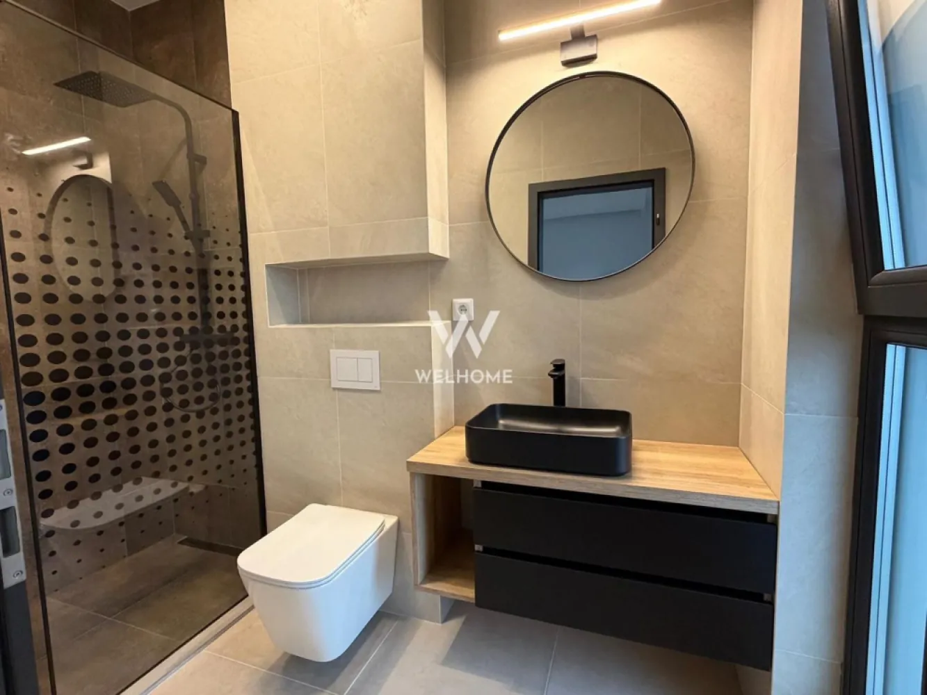 Apartament cu gradina de 200mp, Calea Cisnadiei, Sibiu - - COMISION ZERO la cumparator Apartament foarte spatios in suprafata de 115mp + curte de 200mp. Este complet finisat LA CHEIE, cu mobila de bucatarie si electrocasniele incluse (conform fotografii) Compartimentare: Hol, living cu bucatarie, trei dormitoare dintre care unul cu baie proprie, di unul cu baie proprie si dressing. Acces auto cu poarta automatizata Sistem videointerfon Automatizare incalzire pardoseala cu termostat pt fiecare incapere 3 bai complet finisate / mobilate Centrala Bosch Curtea beneficiaza e intimitate, apartamentul este situat la parter intr-un bloc cu regim de inaltime scazut, P+2 Pret: 204.000€ + TVA Cash sau credit ipotecar Proiect nou si exclusivist, cu doar 4 apartamente de 2, 3 și 4 camere, concepute pentru confortul și stilul tău de viață. Puncte forte: Izolație cu vată bazaltică de 10 cm pentru confort termic maxim Balustrade din sticlă securizată pentru un design modern și siguranță Supraveghere video non-stop pentru siguranța ta și a familiei tale Încălzire în pardoseală – confortul suprem în fiecare cameră Geamuri premium cu 3 foi de sticlă + 3 garnituri pentru izolare fonică și termică excelentă Centrală termică Bosch în condensare, eficientă și economică Iluminat exterior pentru un ambient plăcut și sigur Balcoane și terase hidroizolate pentru durabilitate și protecție în timp Finisaje de înaltă calitate, care aduc un plus de eleganță fiecărui detaliu