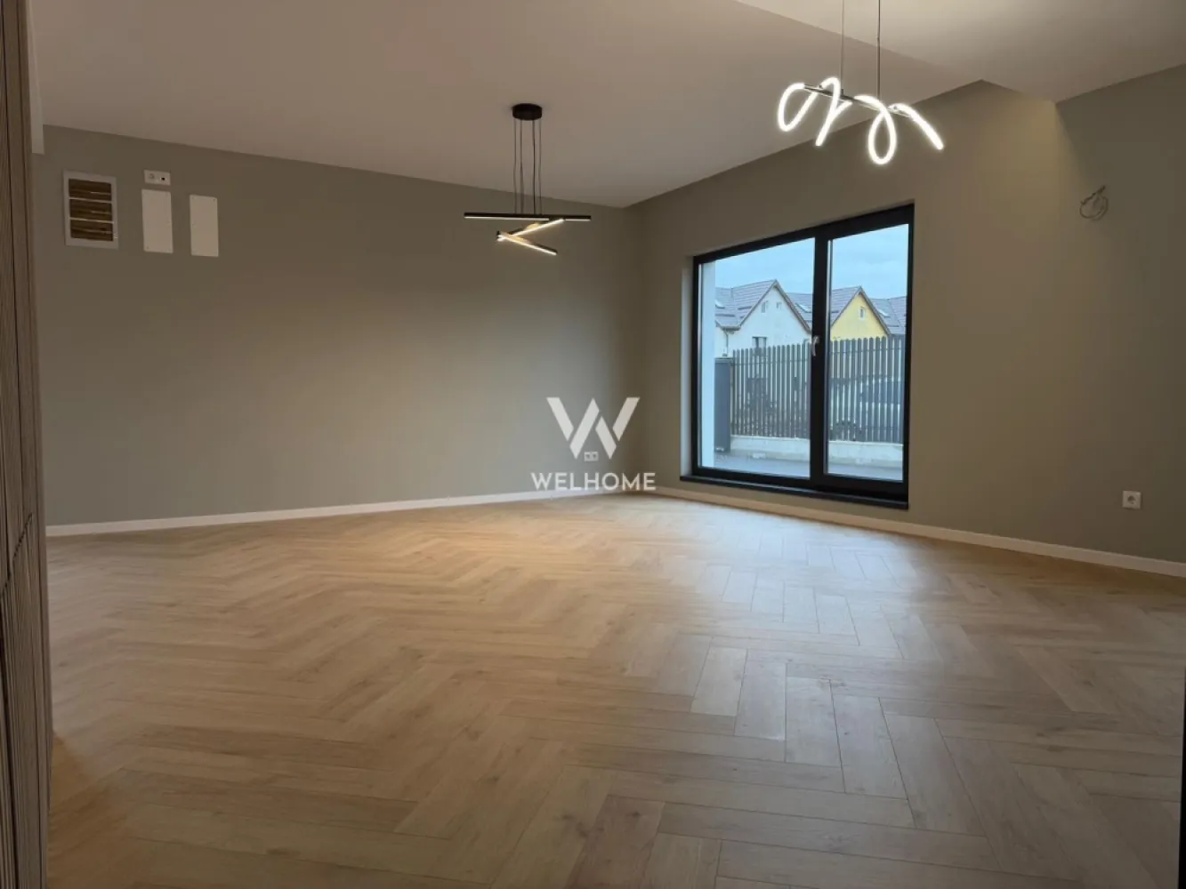 Apartament cu gradina de 200mp, Calea Cisnadiei, Sibiu - - COMISION ZERO la cumparator Apartament foarte spatios in suprafata de 115mp + curte de 200mp. Este complet finisat LA CHEIE, cu mobila de bucatarie si electrocasniele incluse (conform fotografii) Compartimentare: Hol, living cu bucatarie, trei dormitoare dintre care unul cu baie proprie, di unul cu baie proprie si dressing. Acces auto cu poarta automatizata Sistem videointerfon Automatizare incalzire pardoseala cu termostat pt fiecare incapere 3 bai complet finisate / mobilate Centrala Bosch Curtea beneficiaza e intimitate, apartamentul este situat la parter intr-un bloc cu regim de inaltime scazut, P+2 Pret: 204.000€ + TVA Cash sau credit ipotecar Proiect nou si exclusivist, cu doar 4 apartamente de 2, 3 și 4 camere, concepute pentru confortul și stilul tău de viață. Puncte forte: Izolație cu vată bazaltică de 10 cm pentru confort termic maxim Balustrade din sticlă securizată pentru un design modern și siguranță Supraveghere video non-stop pentru siguranța ta și a familiei tale Încălzire în pardoseală – confortul suprem în fiecare cameră Geamuri premium cu 3 foi de sticlă + 3 garnituri pentru izolare fonică și termică excelentă Centrală termică Bosch în condensare, eficientă și economică Iluminat exterior pentru un ambient plăcut și sigur Balcoane și terase hidroizolate pentru durabilitate și protecție în timp Finisaje de înaltă calitate, care aduc un plus de eleganță fiecărui detaliu