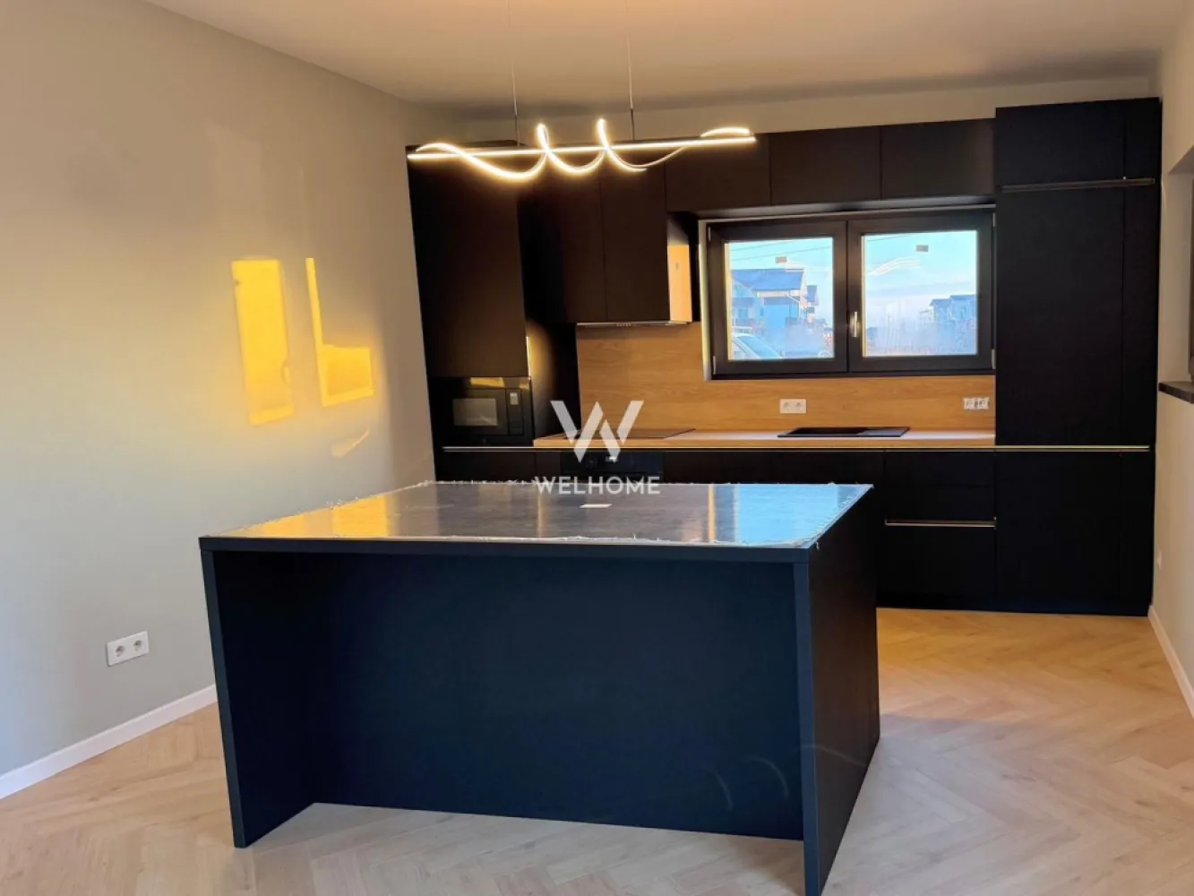 Apartament cu gradina de 200mp, Calea Cisnadiei, Sibiu - - COMISION ZERO la cumparator Apartament foarte spatios in suprafata de 115mp + curte de 200mp. Este complet finisat LA CHEIE, cu mobila de bucatarie si electrocasniele incluse (conform fotografii) Compartimentare: Hol, living cu bucatarie, trei dormitoare dintre care unul cu baie proprie, di unul cu baie proprie si dressing. Acces auto cu poarta automatizata Sistem videointerfon Automatizare incalzire pardoseala cu termostat pt fiecare incapere 3 bai complet finisate / mobilate Centrala Bosch Curtea beneficiaza e intimitate, apartamentul este situat la parter intr-un bloc cu regim de inaltime scazut, P+2 Pret: 204.000€ + TVA Cash sau credit ipotecar Proiect nou si exclusivist, cu doar 4 apartamente de 2, 3 și 4 camere, concepute pentru confortul și stilul tău de viață. Puncte forte: Izolație cu vată bazaltică de 10 cm pentru confort termic maxim Balustrade din sticlă securizată pentru un design modern și siguranță Supraveghere video non-stop pentru siguranța ta și a familiei tale Încălzire în pardoseală – confortul suprem în fiecare cameră Geamuri premium cu 3 foi de sticlă + 3 garnituri pentru izolare fonică și termică excelentă Centrală termică Bosch în condensare, eficientă și economică Iluminat exterior pentru un ambient plăcut și sigur Balcoane și terase hidroizolate pentru durabilitate și protecție în timp Finisaje de înaltă calitate, care aduc un plus de eleganță fiecărui detaliu