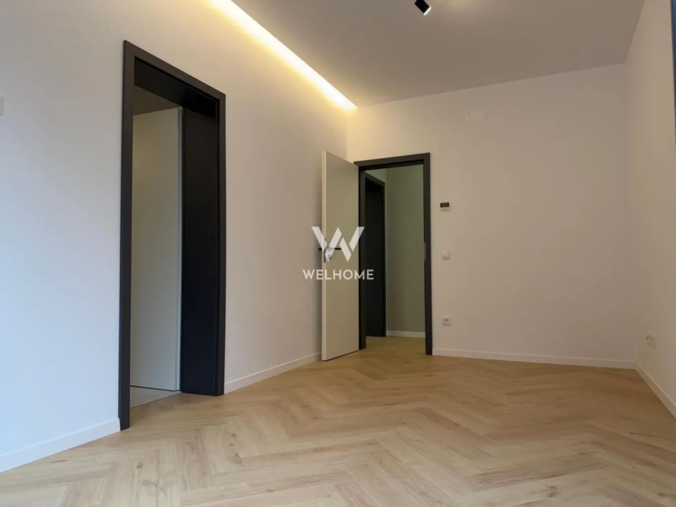 Apartament cu gradina de 200mp, Calea Cisnadiei, Sibiu - - COMISION ZERO la cumparator Apartament foarte spatios in suprafata de 115mp + curte de 200mp. Este complet finisat LA CHEIE, cu mobila de bucatarie si electrocasniele incluse (conform fotografii) Compartimentare: Hol, living cu bucatarie, trei dormitoare dintre care unul cu baie proprie, di unul cu baie proprie si dressing. Acces auto cu poarta automatizata Sistem videointerfon Automatizare incalzire pardoseala cu termostat pt fiecare incapere 3 bai complet finisate / mobilate Centrala Bosch Curtea beneficiaza e intimitate, apartamentul este situat la parter intr-un bloc cu regim de inaltime scazut, P+2 Pret: 204.000€ + TVA Cash sau credit ipotecar Proiect nou si exclusivist, cu doar 4 apartamente de 2, 3 și 4 camere, concepute pentru confortul și stilul tău de viață. Puncte forte: Izolație cu vată bazaltică de 10 cm pentru confort termic maxim Balustrade din sticlă securizată pentru un design modern și siguranță Supraveghere video non-stop pentru siguranța ta și a familiei tale Încălzire în pardoseală – confortul suprem în fiecare cameră Geamuri premium cu 3 foi de sticlă + 3 garnituri pentru izolare fonică și termică excelentă Centrală termică Bosch în condensare, eficientă și economică Iluminat exterior pentru un ambient plăcut și sigur Balcoane și terase hidroizolate pentru durabilitate și protecție în timp Finisaje de înaltă calitate, care aduc un plus de eleganță fiecărui detaliu