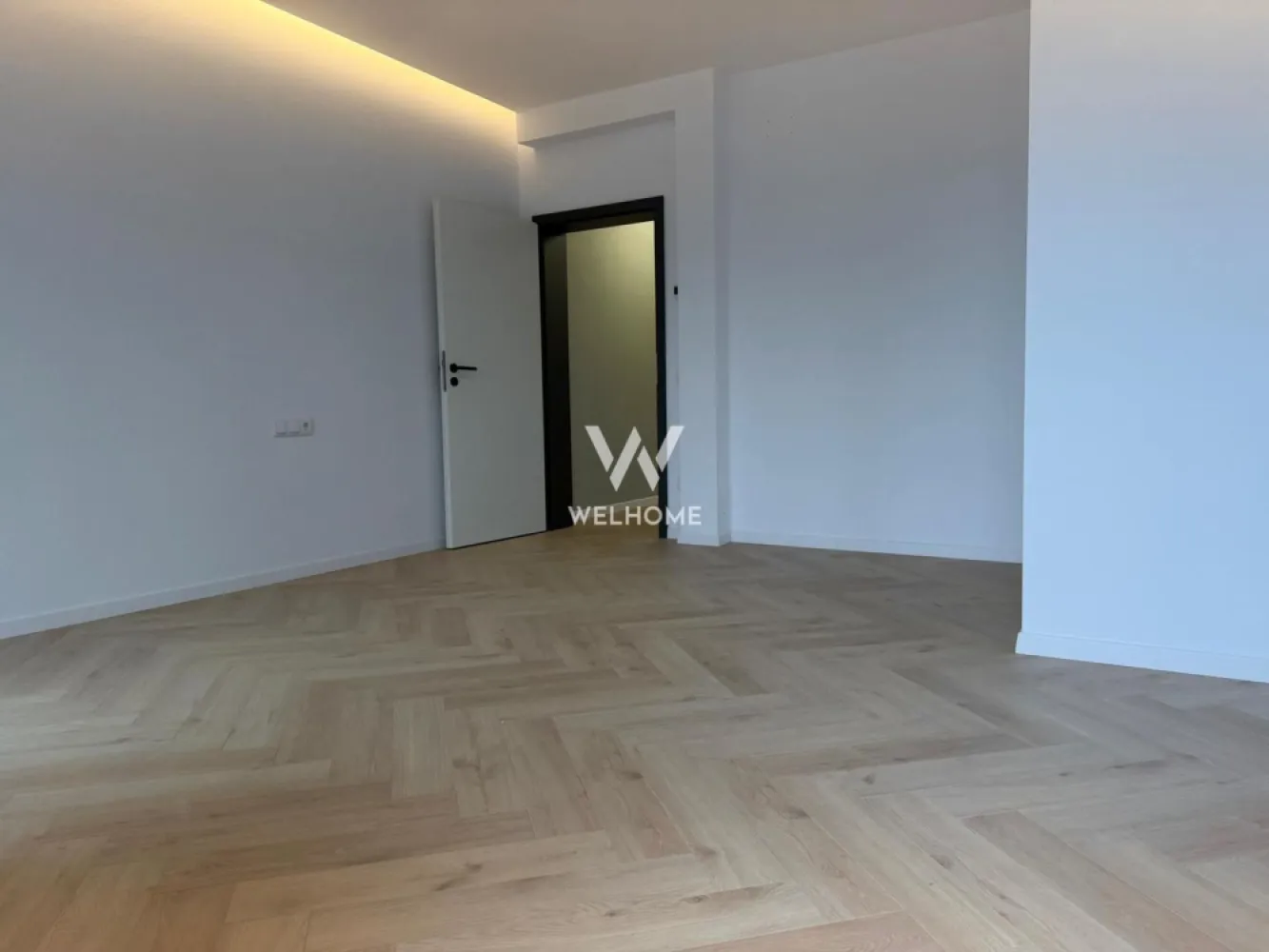Apartament cu gradina de 200mp, Calea Cisnadiei, Sibiu - - COMISION ZERO la cumparator Apartament foarte spatios in suprafata de 115mp + curte de 200mp. Este complet finisat LA CHEIE, cu mobila de bucatarie si electrocasniele incluse (conform fotografii) Compartimentare: Hol, living cu bucatarie, trei dormitoare dintre care unul cu baie proprie, di unul cu baie proprie si dressing. Acces auto cu poarta automatizata Sistem videointerfon Automatizare incalzire pardoseala cu termostat pt fiecare incapere 3 bai complet finisate / mobilate Centrala Bosch Curtea beneficiaza e intimitate, apartamentul este situat la parter intr-un bloc cu regim de inaltime scazut, P+2 Pret: 204.000€ + TVA Cash sau credit ipotecar Proiect nou si exclusivist, cu doar 4 apartamente de 2, 3 și 4 camere, concepute pentru confortul și stilul tău de viață. Puncte forte: Izolație cu vată bazaltică de 10 cm pentru confort termic maxim Balustrade din sticlă securizată pentru un design modern și siguranță Supraveghere video non-stop pentru siguranța ta și a familiei tale Încălzire în pardoseală – confortul suprem în fiecare cameră Geamuri premium cu 3 foi de sticlă + 3 garnituri pentru izolare fonică și termică excelentă Centrală termică Bosch în condensare, eficientă și economică Iluminat exterior pentru un ambient plăcut și sigur Balcoane și terase hidroizolate pentru durabilitate și protecție în timp Finisaje de înaltă calitate, care aduc un plus de eleganță fiecărui detaliu