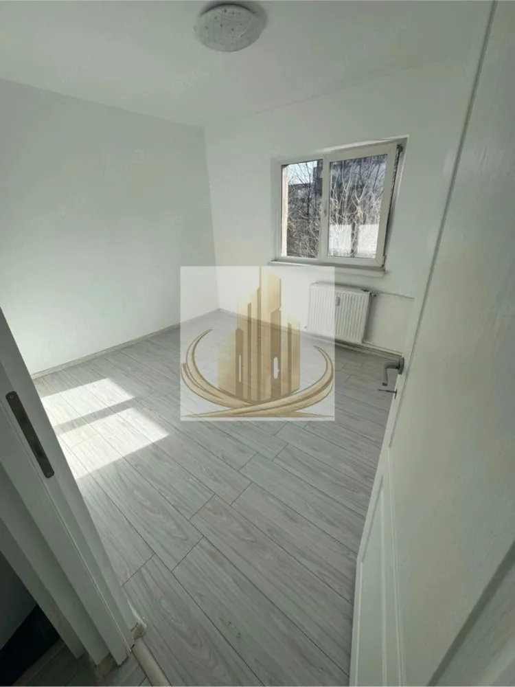 Apartament 2 camere+balcon, Girocului, ideal pentru investitie - Grandis Imobiliare vă propune spre vânzare un apartament cu 2 camere semidecomandat, situat la etajul 2, într-o zonă foarte bună și bine conectată.

Apartamentul are o suprafață utilă de 46 mp și este compartimentat eficient astfel:

Hol de intrare
Bucătărie închisă
Living cu balcon
Hol
Baie
Dormitor

Proprietatea a fost renovată aproape integral, oferind un confort sporit viitorilor proprietari:

Instalație electrică complet refăcută
Ușă metalică la intrare
Geamuri termopan
Parchet laminat
Uși interioare noi
(Mențiune: gresia și faianța din baie nu au fost schimbate)

Localizarea oferă multiple avantaje, având în proximitate puncte de interes precum magazine, parc recent amenajat, școală și mijloace de transport în comun, toate la distanțe de câteva minute de mers pe jos.

De asemenea, poziționarea este extrem de atractivă din punct de vedere investițional, fiind aproape de Spitalul Județean si de Complexul Studentesc, ceea ce face ca apartamentul să aibă un potențial ridicat de închiriere, atât pentru studenți, cât și pentru medici rezidenți.

Proprietatea este ideală atât pentru o familie sau un cuplu, cât și pentru investiție sigură pe termen lung.

Pentru mai multe detalii sau programarea unei vizionări, echipa Grandis Imobiliare vă stă la dispoziție.
ID Intern: CP3022832