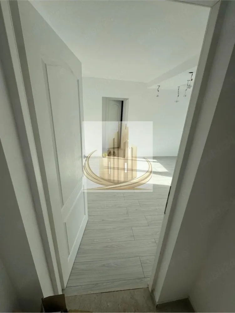 Apartament 2 camere+balcon, Girocului, ideal pentru investitie - Grandis Imobiliare vă propune spre vânzare un apartament cu 2 camere semidecomandat, situat la etajul 2, într-o zonă foarte bună și bine conectată.

Apartamentul are o suprafață utilă de 46 mp și este compartimentat eficient astfel:

Hol de intrare
Bucătărie închisă
Living cu balcon
Hol
Baie
Dormitor

Proprietatea a fost renovată aproape integral, oferind un confort sporit viitorilor proprietari:

Instalație electrică complet refăcută
Ușă metalică la intrare
Geamuri termopan
Parchet laminat
Uși interioare noi
(Mențiune: gresia și faianța din baie nu au fost schimbate)

Localizarea oferă multiple avantaje, având în proximitate puncte de interes precum magazine, parc recent amenajat, școală și mijloace de transport în comun, toate la distanțe de câteva minute de mers pe jos.

De asemenea, poziționarea este extrem de atractivă din punct de vedere investițional, fiind aproape de Spitalul Județean si de Complexul Studentesc, ceea ce face ca apartamentul să aibă un potențial ridicat de închiriere, atât pentru studenți, cât și pentru medici rezidenți.

Proprietatea este ideală atât pentru o familie sau un cuplu, cât și pentru investiție sigură pe termen lung.

Pentru mai multe detalii sau programarea unei vizionări, echipa Grandis Imobiliare vă stă la dispoziție.
ID Intern: CP3022832