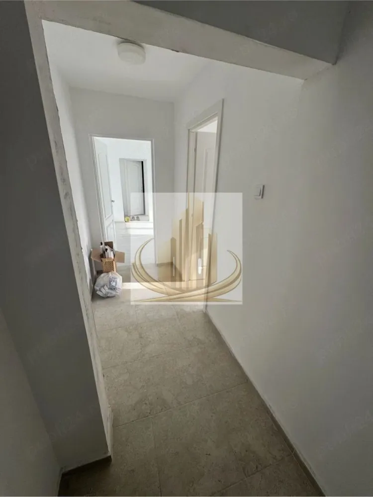 Apartament 2 camere+balcon, Girocului, ideal pentru investitie - Grandis Imobiliare vă propune spre vânzare un apartament cu 2 camere semidecomandat, situat la etajul 2, într-o zonă foarte bună și bine conectată.

Apartamentul are o suprafață utilă de 46 mp și este compartimentat eficient astfel:

Hol de intrare
Bucătărie închisă
Living cu balcon
Hol
Baie
Dormitor

Proprietatea a fost renovată aproape integral, oferind un confort sporit viitorilor proprietari:

Instalație electrică complet refăcută
Ușă metalică la intrare
Geamuri termopan
Parchet laminat
Uși interioare noi
(Mențiune: gresia și faianța din baie nu au fost schimbate)

Localizarea oferă multiple avantaje, având în proximitate puncte de interes precum magazine, parc recent amenajat, școală și mijloace de transport în comun, toate la distanțe de câteva minute de mers pe jos.

De asemenea, poziționarea este extrem de atractivă din punct de vedere investițional, fiind aproape de Spitalul Județean si de Complexul Studentesc, ceea ce face ca apartamentul să aibă un potențial ridicat de închiriere, atât pentru studenți, cât și pentru medici rezidenți.

Proprietatea este ideală atât pentru o familie sau un cuplu, cât și pentru investiție sigură pe termen lung.

Pentru mai multe detalii sau programarea unei vizionări, echipa Grandis Imobiliare vă stă la dispoziție.
ID Intern: CP3022832