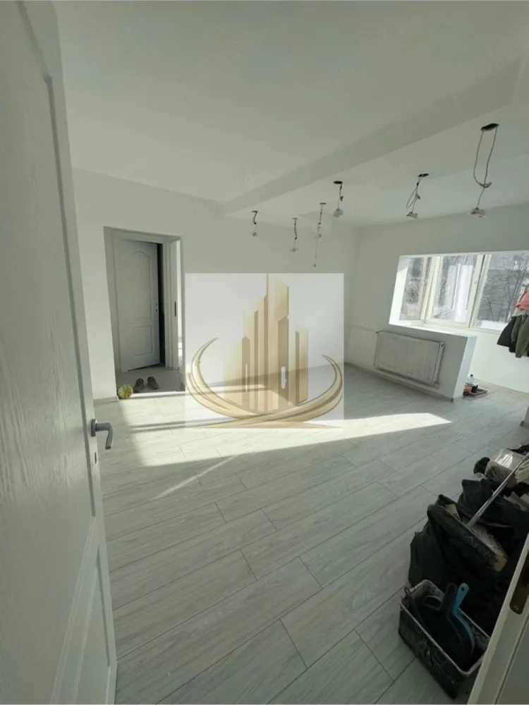 Apartament 2 camere+balcon, Girocului, ideal pentru investitie - Grandis Imobiliare vă propune spre vânzare un apartament cu 2 camere semidecomandat, situat la etajul 2, într-o zonă foarte bună și bine conectată.

Apartamentul are o suprafață utilă de 46 mp și este compartimentat eficient astfel:

Hol de intrare
Bucătărie închisă
Living cu balcon
Hol
Baie
Dormitor

Proprietatea a fost renovată aproape integral, oferind un confort sporit viitorilor proprietari:

Instalație electrică complet refăcută
Ușă metalică la intrare
Geamuri termopan
Parchet laminat
Uși interioare noi
(Mențiune: gresia și faianța din baie nu au fost schimbate)

Localizarea oferă multiple avantaje, având în proximitate puncte de interes precum magazine, parc recent amenajat, școală și mijloace de transport în comun, toate la distanțe de câteva minute de mers pe jos.

De asemenea, poziționarea este extrem de atractivă din punct de vedere investițional, fiind aproape de Spitalul Județean si de Complexul Studentesc, ceea ce face ca apartamentul să aibă un potențial ridicat de închiriere, atât pentru studenți, cât și pentru medici rezidenți.

Proprietatea este ideală atât pentru o familie sau un cuplu, cât și pentru investiție sigură pe termen lung.

Pentru mai multe detalii sau programarea unei vizionări, echipa Grandis Imobiliare vă stă la dispoziție.
ID Intern: CP3022832