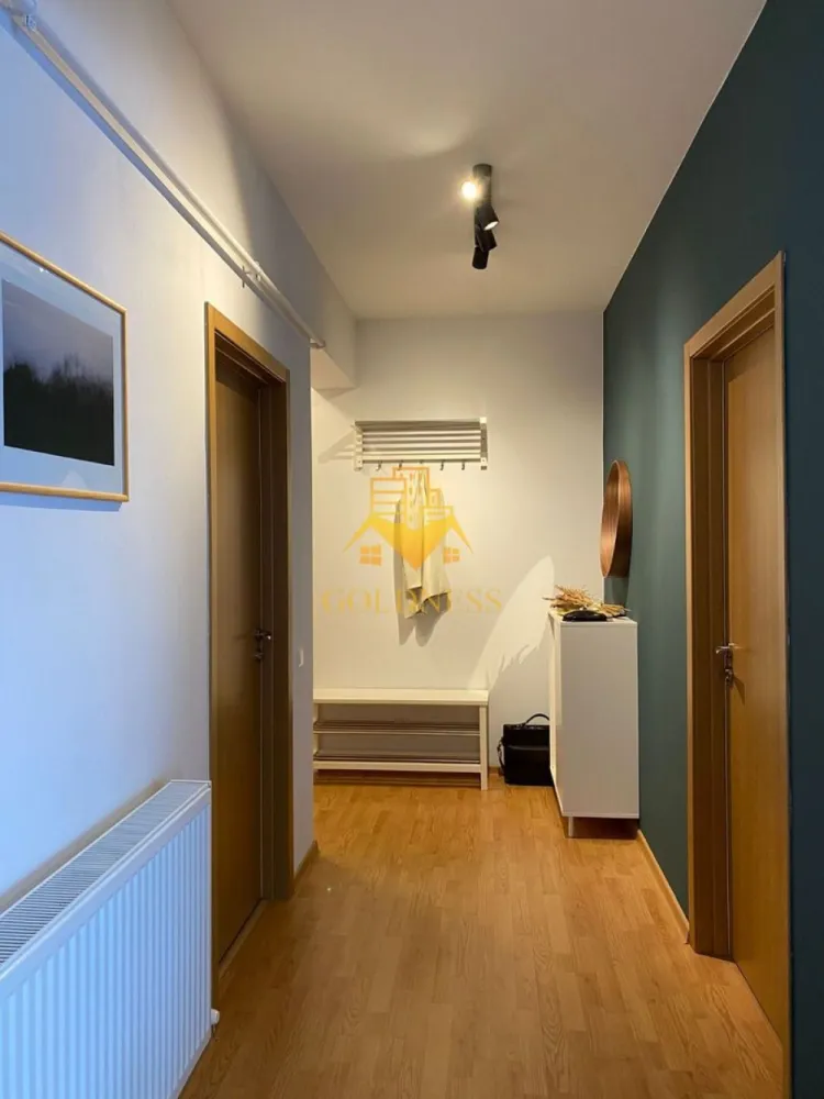 2 camere, modern, bloc nou, garaj, Europa Zona Calea Turzii, Toyota - GOLDNESS Imobiliare vă propune spre închiriere un apartament cu 2 camere complet mobilat și utilat, la etajul 4 într-un imobil de 8 etaje, în Cartierul Europa.
Se poate inchiria parcare subterana contra cost cu 50 euro!
Se află în apropierea stațiilor de transport în comun, magazine, restaurante, spații verzi, farmacii, etc. 

Apartamentul este compartimentat astfel:
 - dormitor cu pat matrimonial, dressing, noptiere
 - living cu canapea extensibila, spatiu pentru depozitare, masuta pentru cafea, TV
 - bucatarie complet mobilata, utilata, loc de luat masa
 - baie cu cada, calorifer port prosop și dulap pentru depozitare.
 - terasa de 10 mp.

Imobilul este dotat cu toate cele necesare- centrală proprie, frigider, aragaz, hotă, mașină de spălat haine, etc. 

Dacă sunteți interesați de acest apartament și doriți să îl vizionați, dar și pentru alte oferte nu ezitați să ne contactați telefonic sau prin e-mail. Vă stăm la dispoziție!
Pentru intermediere se percepe un comision de 50% din prețul chiriei!