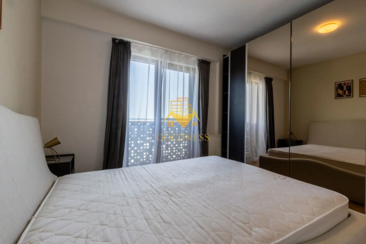 2 camere, modern, bloc nou, garaj, Europa Zona Calea Turzii, Toyota - GOLDNESS Imobiliare vă propune spre închiriere un apartament cu 2 camere complet mobilat și utilat, la etajul 4 într-un imobil de 8 etaje, în Cartierul Europa.
Se poate inchiria parcare subterana contra cost cu 50 euro!
Se află în apropierea stațiilor de transport în comun, magazine, restaurante, spații verzi, farmacii, etc. 

Apartamentul este compartimentat astfel:
 - dormitor cu pat matrimonial, dressing, noptiere
 - living cu canapea extensibila, spatiu pentru depozitare, masuta pentru cafea, TV
 - bucatarie complet mobilata, utilata, loc de luat masa
 - baie cu cada, calorifer port prosop și dulap pentru depozitare.
 - terasa de 10 mp.

Imobilul este dotat cu toate cele necesare- centrală proprie, frigider, aragaz, hotă, mașină de spălat haine, etc. 

Dacă sunteți interesați de acest apartament și doriți să îl vizionați, dar și pentru alte oferte nu ezitați să ne contactați telefonic sau prin e-mail. Vă stăm la dispoziție!
Pentru intermediere se percepe un comision de 50% din prețul chiriei!