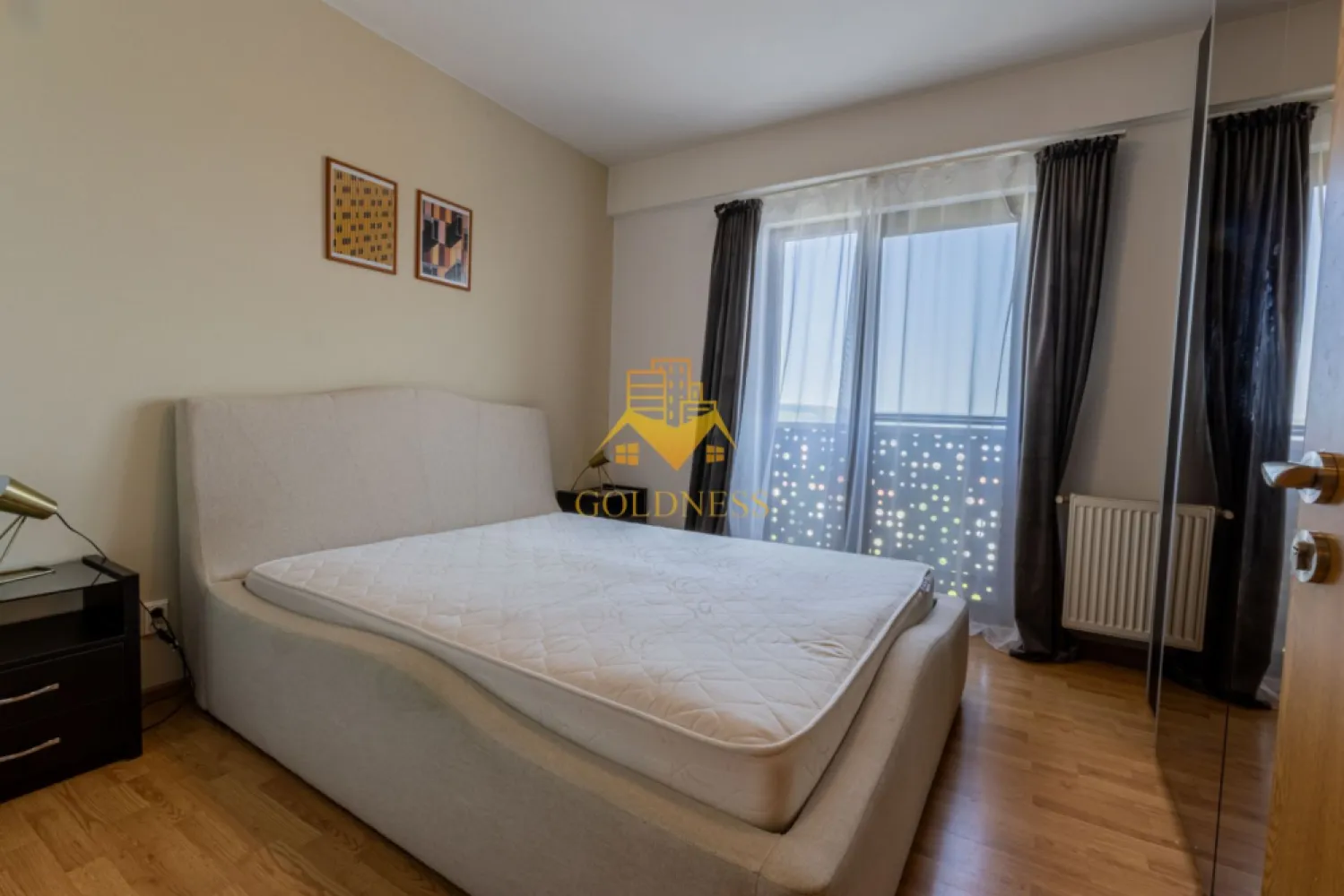 2 camere, modern, bloc nou, garaj, Europa Zona Calea Turzii, Toyota - GOLDNESS Imobiliare vă propune spre închiriere un apartament cu 2 camere complet mobilat și utilat, la etajul 4 într-un imobil de 8 etaje, în Cartierul Europa.
Se poate inchiria parcare subterana contra cost cu 50 euro!
Se află în apropierea stațiilor de transport în comun, magazine, restaurante, spații verzi, farmacii, etc. 

Apartamentul este compartimentat astfel:
 - dormitor cu pat matrimonial, dressing, noptiere
 - living cu canapea extensibila, spatiu pentru depozitare, masuta pentru cafea, TV
 - bucatarie complet mobilata, utilata, loc de luat masa
 - baie cu cada, calorifer port prosop și dulap pentru depozitare.
 - terasa de 10 mp.

Imobilul este dotat cu toate cele necesare- centrală proprie, frigider, aragaz, hotă, mașină de spălat haine, etc. 

Dacă sunteți interesați de acest apartament și doriți să îl vizionați, dar și pentru alte oferte nu ezitați să ne contactați telefonic sau prin e-mail. Vă stăm la dispoziție!
Pentru intermediere se percepe un comision de 50% din prețul chiriei!