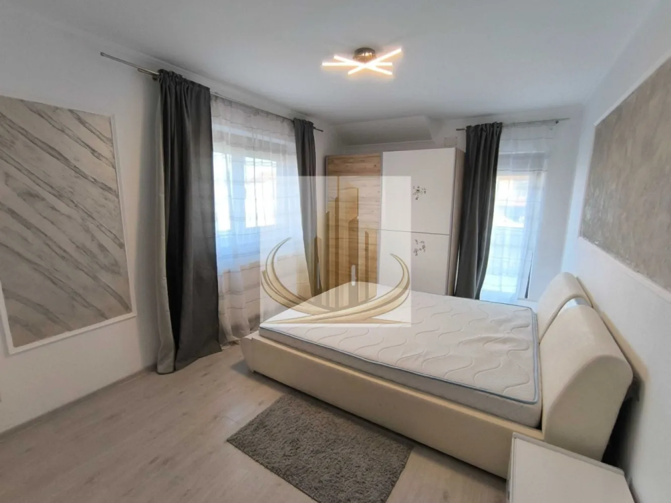 Duplex Modern 5 Camere – Dumbrăvița - Duplex deosebit, situat într-o zonă foarte bună din Dumbrăvița, pe Strada Arhimede, ideal pentru o familie care își dorește confort, spațiu și un stil de viață modern.

Detalii principale:
Suprafață utilă: 140 mp
Teren: 380 mp
An construcție: 2020
Construcție solidă: beton + cărămidă (25 cm) + izolație polistiren 10 cm
Compartimentare eficientă:

Parter:

Hol
Birou
Living open-space
Cămară + spațiu depozitare
Baie
Terasă

Etaj:

3 dormitoare
Dressing
2 băi

Pod:

Înalt și spațios, ideal pentru depozitare

Dotări & finisaje:
Finisaje moderne, de calitate
Tâmplărie PVC + rulouri exterioare și plase insecte
Parchet și gresie
Aer condiționat
Sistem alarmă
Curte amenajată:
Teren generos cu gazon
Sistem irigație + foraj apă și pompă
Terasă exterioară
Cabană depozitare (20 mp)
2 locuri de parcare
Utilități:
Apă, gaz, curent, canalizare
Fibra optică
Stradă asfaltată + iluminat stradal
Concluzie:

O proprietate modernă, foarte bine compartimentată, situată într-o zonă liniștită și apreciată din Dumbrăvița. Ideală pentru locuință proprie sau investiție.

Pentru detalii și vizionare:
Grand Mobilis Imobiliare