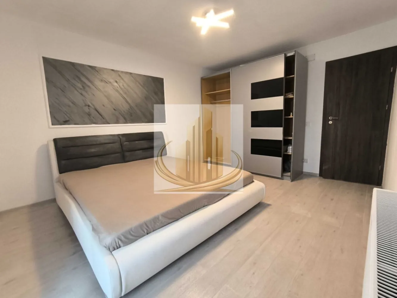 Duplex Modern 5 Camere – Dumbrăvița - Duplex deosebit, situat într-o zonă foarte bună din Dumbrăvița, pe Strada Arhimede, ideal pentru o familie care își dorește confort, spațiu și un stil de viață modern.

Detalii principale:
Suprafață utilă: 140 mp
Teren: 380 mp
An construcție: 2020
Construcție solidă: beton + cărămidă (25 cm) + izolație polistiren 10 cm
Compartimentare eficientă:

Parter:

Hol
Birou
Living open-space
Cămară + spațiu depozitare
Baie
Terasă

Etaj:

3 dormitoare
Dressing
2 băi

Pod:

Înalt și spațios, ideal pentru depozitare

Dotări & finisaje:
Finisaje moderne, de calitate
Tâmplărie PVC + rulouri exterioare și plase insecte
Parchet și gresie
Aer condiționat
Sistem alarmă
Curte amenajată:
Teren generos cu gazon
Sistem irigație + foraj apă și pompă
Terasă exterioară
Cabană depozitare (20 mp)
2 locuri de parcare
Utilități:
Apă, gaz, curent, canalizare
Fibra optică
Stradă asfaltată + iluminat stradal
Concluzie:

O proprietate modernă, foarte bine compartimentată, situată într-o zonă liniștită și apreciată din Dumbrăvița. Ideală pentru locuință proprie sau investiție.

Pentru detalii și vizionare:
Grand Mobilis Imobiliare