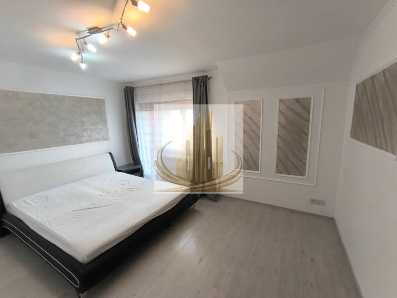 Duplex Modern 5 Camere – Dumbrăvița - Duplex deosebit, situat într-o zonă foarte bună din Dumbrăvița, pe Strada Arhimede, ideal pentru o familie care își dorește confort, spațiu și un stil de viață modern.

Detalii principale:
Suprafață utilă: 140 mp
Teren: 380 mp
An construcție: 2020
Construcție solidă: beton + cărămidă (25 cm) + izolație polistiren 10 cm
Compartimentare eficientă:

Parter:

Hol
Birou
Living open-space
Cămară + spațiu depozitare
Baie
Terasă

Etaj:

3 dormitoare
Dressing
2 băi

Pod:

Înalt și spațios, ideal pentru depozitare

Dotări & finisaje:
Finisaje moderne, de calitate
Tâmplărie PVC + rulouri exterioare și plase insecte
Parchet și gresie
Aer condiționat
Sistem alarmă
Curte amenajată:
Teren generos cu gazon
Sistem irigație + foraj apă și pompă
Terasă exterioară
Cabană depozitare (20 mp)
2 locuri de parcare
Utilități:
Apă, gaz, curent, canalizare
Fibra optică
Stradă asfaltată + iluminat stradal
Concluzie:

O proprietate modernă, foarte bine compartimentată, situată într-o zonă liniștită și apreciată din Dumbrăvița. Ideală pentru locuință proprie sau investiție.

Pentru detalii și vizionare:
Grand Mobilis Imobiliare