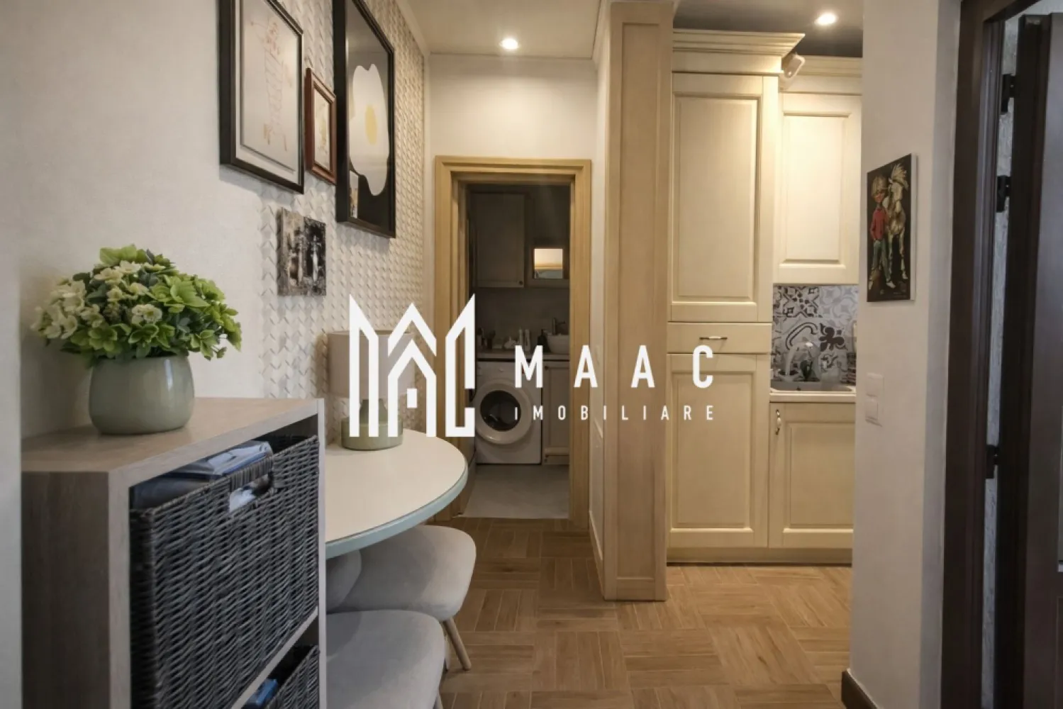 Apartament 2 camere la casa I Renovat I Terasa I Piata Cluj - MAAC Imobiliare propune atentiei dumneavoastra un apartament cochet, situat intr-o curte comuna cu alte doua proprietati, pe o strada insorita din zona parcului Piata Cluj.

Locuinta cuprinde: hol de acces, chicineta, living, dormitor, baie cu dus si geam de aerisire. 
In fata- terasa (cca 11 mp).

Apartamentul a fost renovat in totalitate: instalatia electrica si cea sanitara-schimbate; incalzire in pardoseala; izolare termica; podul si acoperisul reparate, izolate.

Curtea comuna este ingrijita, curata, placut amenajata cu spatii verzi.

Zona este liniștită, aerisită, caracterizată printr-un ambient rezidențial plăcut, cu trafic redus și un nivel ridicat de confort si siguranta pentru habitat.

În același timp, locația beneficiază de proximitate excelentă față de centre comerciale, bancare, de invatamant si acces rapid către principalele artere ale orașului.

Pentru mai multe detalii precizati telefonic ca ati vazut anuntul cu ID:CP3022787