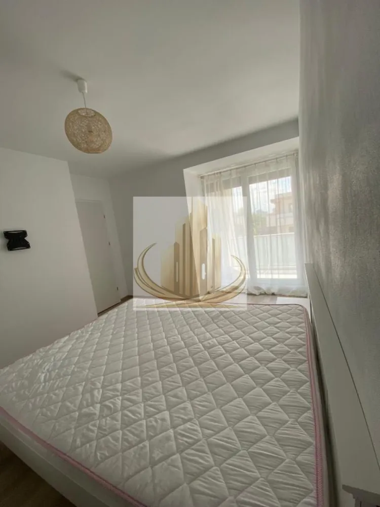Apartament 2 camere, 3 balcoane, parcare in CF, Kaufland, Dumbravita - Grand Mobilis Imobiliare vă propune spre vânzare un apartament cu 2 camere, având o suprafață utilă de 52 mp, situat într-una dintre cele mai căutate zone din Dumbrăvița.

Proprietatea se remarcă prin compartimentarea eficientă și luminozitatea foarte bună, fiind ideală atât pentru locuit, cât și pentru investiție.

Compartimentare:

Living
Bucătărie separată
Dormitor
Baie
2 balcoane + terasă

Apartamentul beneficiază de:

Compartimentare practică
Spații vitrate generoase, oferind multă lumină naturală
Loc de parcare înscris în CF, situat în fața imobilului

Localizarea este un real avantaj, fiind poziționat în cea mai dorită zonă din Dumbrăvița, în apropierea centrului comercial Kaufland, cu acces rapid către numeroase facilități: magazine, sală de fitness, restaurante, cafenele, farmacii și mijloace de transport în comun, dar și acces facil către oraș.

Proprietatea este ideală pentru o familie care își dorește liniște, dar și conexiune rapidă cu punctele de interes, precum și pentru investiție, datorită randamentului foarte bun al închirierii. În trecut, apartamentul a fost închiriat cu 460 euro/lună.

Această proprietate reprezintă o oportunitate excelentă într-o zonă cu cerere ridicată.

Pentru mai multe detalii sau programarea unei vizionări, echipa Grand Mobilis Imobiliare vă stă la dispoziție.
ID Intern: CP3023228