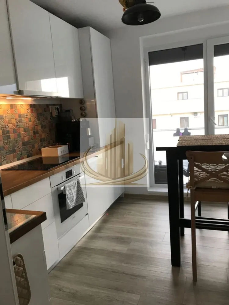 Apartament 2 camere, 3 balcoane, parcare in CF, Kaufland, Dumbravita - Grand Mobilis Imobiliare vă propune spre vânzare un apartament cu 2 camere, având o suprafață utilă de 52 mp, situat într-una dintre cele mai căutate zone din Dumbrăvița.

Proprietatea se remarcă prin compartimentarea eficientă și luminozitatea foarte bună, fiind ideală atât pentru locuit, cât și pentru investiție.

Compartimentare:

Living
Bucătărie separată
Dormitor
Baie
2 balcoane + terasă

Apartamentul beneficiază de:

Compartimentare practică
Spații vitrate generoase, oferind multă lumină naturală
Loc de parcare înscris în CF, situat în fața imobilului

Localizarea este un real avantaj, fiind poziționat în cea mai dorită zonă din Dumbrăvița, în apropierea centrului comercial Kaufland, cu acces rapid către numeroase facilități: magazine, sală de fitness, restaurante, cafenele, farmacii și mijloace de transport în comun, dar și acces facil către oraș.

Proprietatea este ideală pentru o familie care își dorește liniște, dar și conexiune rapidă cu punctele de interes, precum și pentru investiție, datorită randamentului foarte bun al închirierii. În trecut, apartamentul a fost închiriat cu 460 euro/lună.

Această proprietate reprezintă o oportunitate excelentă într-o zonă cu cerere ridicată.

Pentru mai multe detalii sau programarea unei vizionări, echipa Grand Mobilis Imobiliare vă stă la dispoziție.
ID Intern: CP3023228