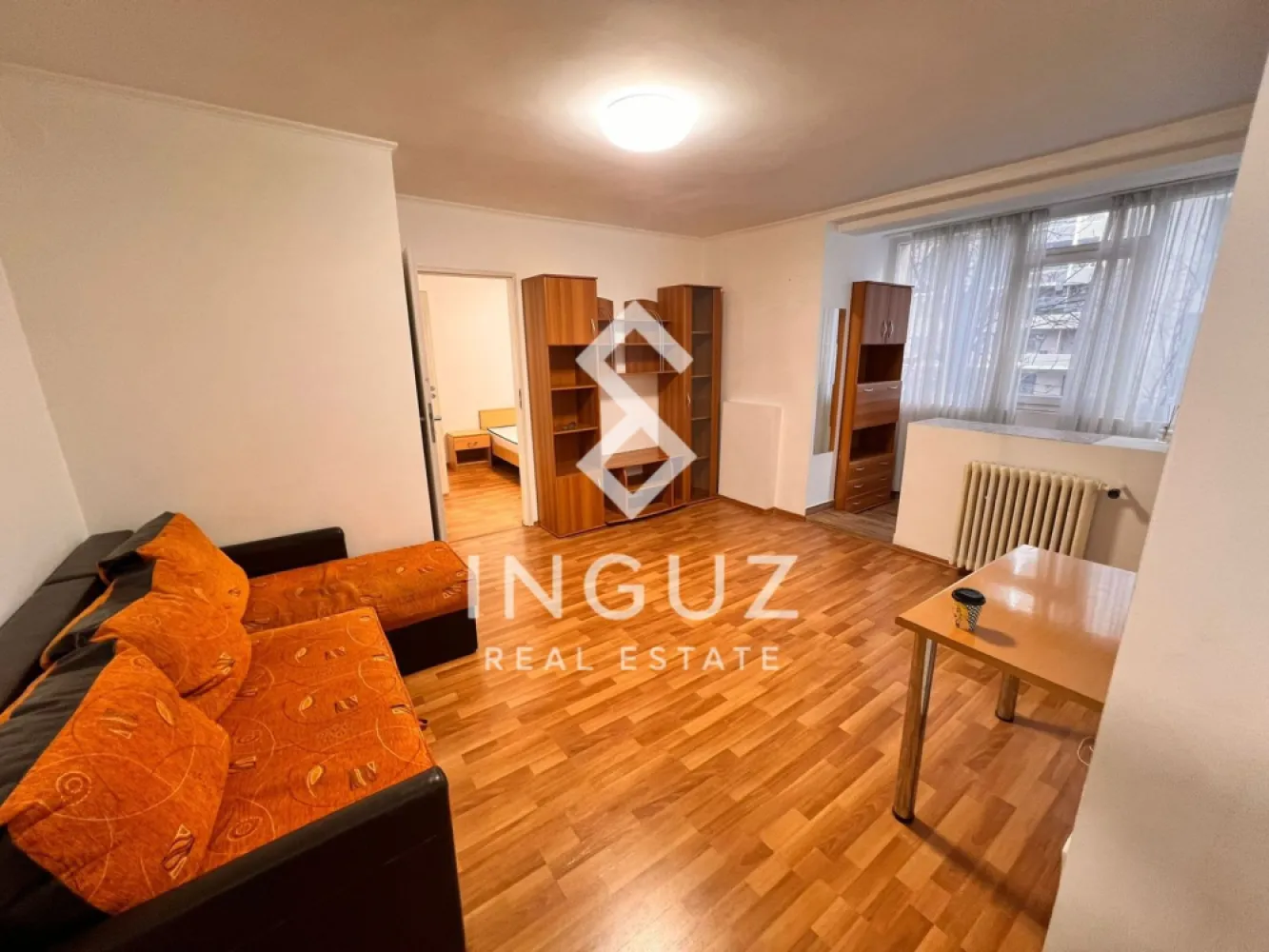 Apartament 2 camere de închiriat | Ștefan cel Mare – Spital Colentina - Apartament 2 camere de închiriat | Ștefan cel Mare – Spital Colentina / Obor

Preț: 500 Euro / lună Negotiable 
Comision: 50%

Localizare: Ștefan cel Mare – vis-a-vis de Spitalul Colentina, București

Detalii proprietate:
Tip: Apartament 2 camere
Suprafață utilă: 50 mp
Etaj: 1
Compartimentare: Semidecomandat
An construcție: 1966
Stare: Bună, bine întreținut

Descriere:
Se oferă spre închiriere un apartament de 2 camere situat într-o zonă excelentă, pe Ștefan cel Mare, chiar vis-a-vis de Spitalul Colentina. Apartamentul este poziționat la etajul 1, într-un bloc izolat termic, oferind confort și acces rapid către principalele zone ale orașului.

Este dotat cu electrocasnice esențiale, inclusiv frigider și mașină de spălat, fiind pregătit pentru mutare imediată.

Ideal pentru persoane singure sau cupluri care caută o locuință practică, într-o zonă centrală și bine conectată. Se acceptă pisică.

Zonă și acces:
Apartamentul beneficiază de o poziționare foarte bună, la doar câteva minute de zona Obor, una dintre cele mai importante zone comerciale din București, cu acces rapid la piață, centre comerciale, restaurante și servicii.

Acces facil către mijloace de transport în comun (tramvai, autobuz), cu legături rapide către centrul orașului și alte puncte de interes. Zona Ștefan cel Mare este una dintre principalele artere ale capitalei, oferind conectivitate excelentă și acces rapid în toate direcțiile.

Disponibil: Imediat

Inguz Real Estate
+40 774 017 567 / +40 724 922 092