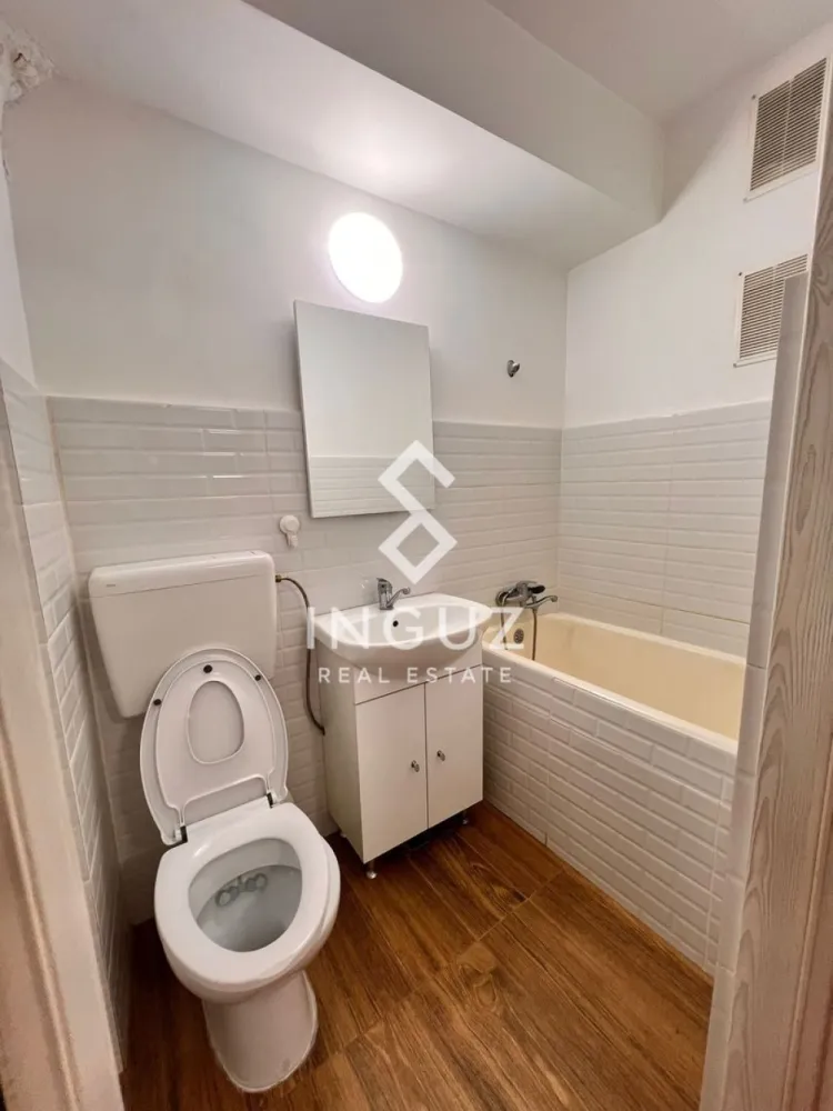 Apartament 2 camere de închiriat | Ștefan cel Mare – Spital Colentina - Apartament 2 camere de închiriat | Ștefan cel Mare – Spital Colentina / Obor

Preț: 500 Euro / lună Negotiable 
Comision: 50%

Localizare: Ștefan cel Mare – vis-a-vis de Spitalul Colentina, București

Detalii proprietate:
Tip: Apartament 2 camere
Suprafață utilă: 50 mp
Etaj: 1
Compartimentare: Semidecomandat
An construcție: 1966
Stare: Bună, bine întreținut

Descriere:
Se oferă spre închiriere un apartament de 2 camere situat într-o zonă excelentă, pe Ștefan cel Mare, chiar vis-a-vis de Spitalul Colentina. Apartamentul este poziționat la etajul 1, într-un bloc izolat termic, oferind confort și acces rapid către principalele zone ale orașului.

Este dotat cu electrocasnice esențiale, inclusiv frigider și mașină de spălat, fiind pregătit pentru mutare imediată.

Ideal pentru persoane singure sau cupluri care caută o locuință practică, într-o zonă centrală și bine conectată. Se acceptă pisică.

Zonă și acces:
Apartamentul beneficiază de o poziționare foarte bună, la doar câteva minute de zona Obor, una dintre cele mai importante zone comerciale din București, cu acces rapid la piață, centre comerciale, restaurante și servicii.

Acces facil către mijloace de transport în comun (tramvai, autobuz), cu legături rapide către centrul orașului și alte puncte de interes. Zona Ștefan cel Mare este una dintre principalele artere ale capitalei, oferind conectivitate excelentă și acces rapid în toate direcțiile.

Disponibil: Imediat

Inguz Real Estate
+40 774 017 567 / +40 724 922 092