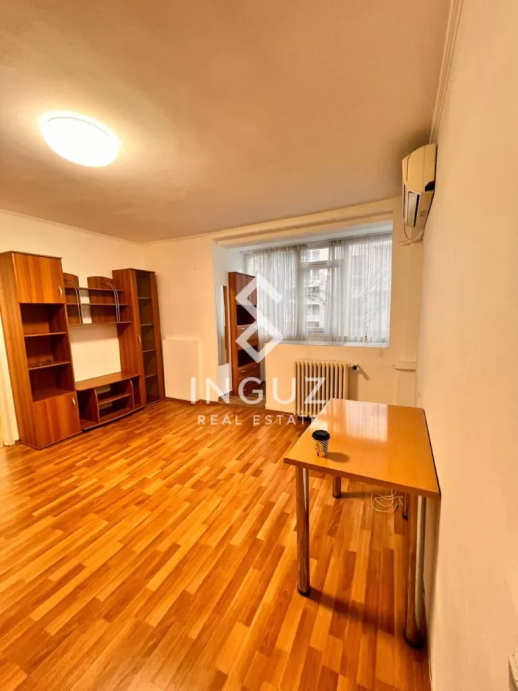 Apartament 2 camere de închiriat | Ștefan cel Mare – Spital Colentina - Apartament 2 camere de închiriat | Ștefan cel Mare – Spital Colentina / Obor

Preț: 500 Euro / lună Negotiable 
Comision: 50%

Localizare: Ștefan cel Mare – vis-a-vis de Spitalul Colentina, București

Detalii proprietate:
Tip: Apartament 2 camere
Suprafață utilă: 50 mp
Etaj: 1
Compartimentare: Semidecomandat
An construcție: 1966
Stare: Bună, bine întreținut

Descriere:
Se oferă spre închiriere un apartament de 2 camere situat într-o zonă excelentă, pe Ștefan cel Mare, chiar vis-a-vis de Spitalul Colentina. Apartamentul este poziționat la etajul 1, într-un bloc izolat termic, oferind confort și acces rapid către principalele zone ale orașului.

Este dotat cu electrocasnice esențiale, inclusiv frigider și mașină de spălat, fiind pregătit pentru mutare imediată.

Ideal pentru persoane singure sau cupluri care caută o locuință practică, într-o zonă centrală și bine conectată. Se acceptă pisică.

Zonă și acces:
Apartamentul beneficiază de o poziționare foarte bună, la doar câteva minute de zona Obor, una dintre cele mai importante zone comerciale din București, cu acces rapid la piață, centre comerciale, restaurante și servicii.

Acces facil către mijloace de transport în comun (tramvai, autobuz), cu legături rapide către centrul orașului și alte puncte de interes. Zona Ștefan cel Mare este una dintre principalele artere ale capitalei, oferind conectivitate excelentă și acces rapid în toate direcțiile.

Disponibil: Imediat

Inguz Real Estate
+40 774 017 567 / +40 724 922 092