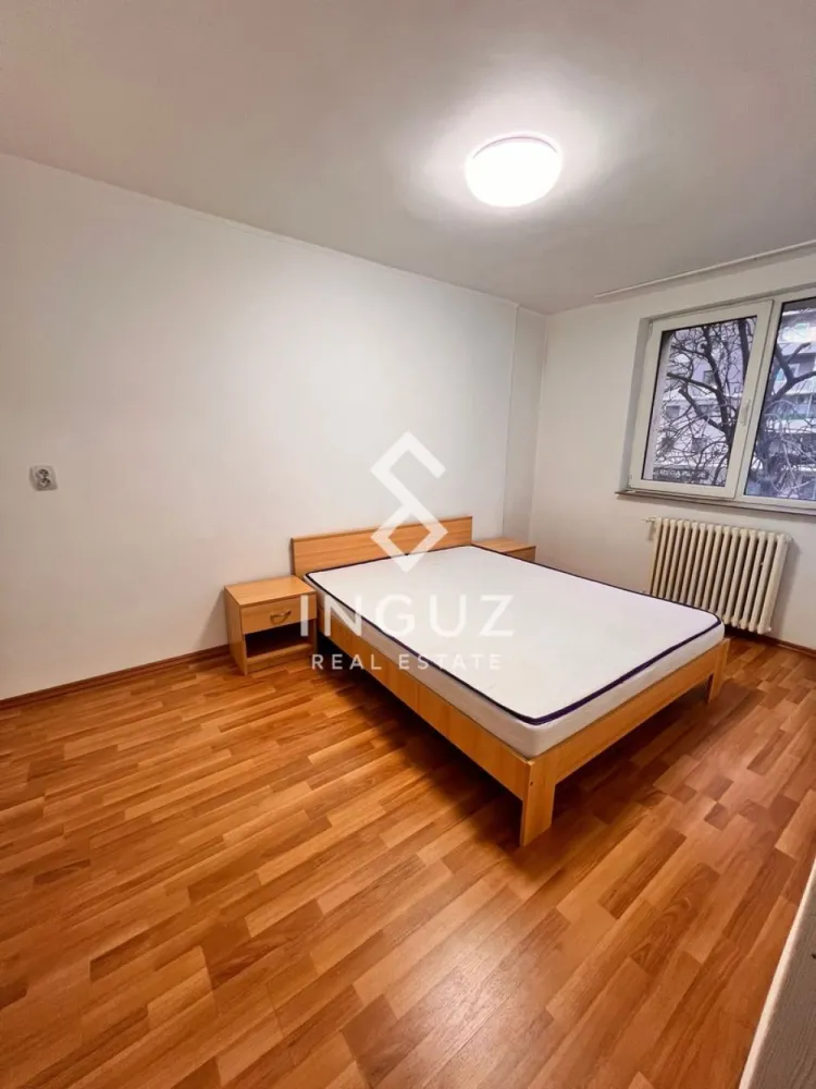 Apartament 2 camere de închiriat | Ștefan cel Mare – Spital Colentina - Apartament 2 camere de închiriat | Ștefan cel Mare – Spital Colentina / Obor

Preț: 500 Euro / lună Negotiable 
Comision: 50%

Localizare: Ștefan cel Mare – vis-a-vis de Spitalul Colentina, București

Detalii proprietate:
Tip: Apartament 2 camere
Suprafață utilă: 50 mp
Etaj: 1
Compartimentare: Semidecomandat
An construcție: 1966
Stare: Bună, bine întreținut

Descriere:
Se oferă spre închiriere un apartament de 2 camere situat într-o zonă excelentă, pe Ștefan cel Mare, chiar vis-a-vis de Spitalul Colentina. Apartamentul este poziționat la etajul 1, într-un bloc izolat termic, oferind confort și acces rapid către principalele zone ale orașului.

Este dotat cu electrocasnice esențiale, inclusiv frigider și mașină de spălat, fiind pregătit pentru mutare imediată.

Ideal pentru persoane singure sau cupluri care caută o locuință practică, într-o zonă centrală și bine conectată. Se acceptă pisică.

Zonă și acces:
Apartamentul beneficiază de o poziționare foarte bună, la doar câteva minute de zona Obor, una dintre cele mai importante zone comerciale din București, cu acces rapid la piață, centre comerciale, restaurante și servicii.

Acces facil către mijloace de transport în comun (tramvai, autobuz), cu legături rapide către centrul orașului și alte puncte de interes. Zona Ștefan cel Mare este una dintre principalele artere ale capitalei, oferind conectivitate excelentă și acces rapid în toate direcțiile.

Disponibil: Imediat

Inguz Real Estate
+40 774 017 567 / +40 724 922 092