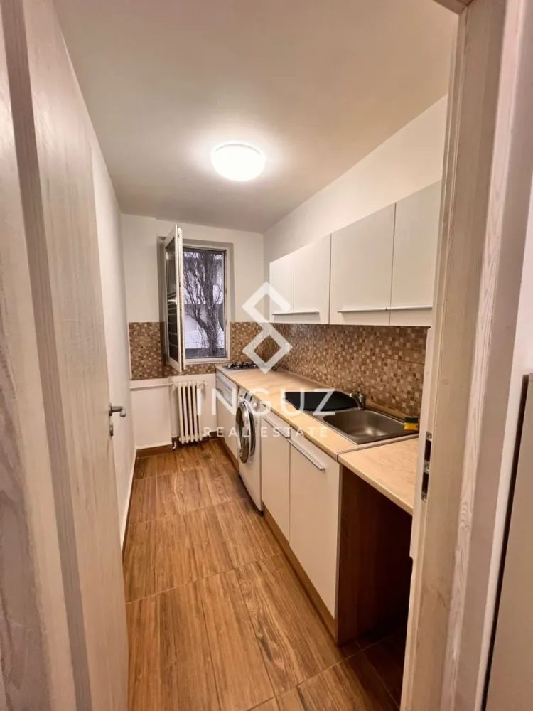 Apartament 2 camere de închiriat | Ștefan cel Mare – Spital Colentina - Apartament 2 camere de închiriat | Ștefan cel Mare – Spital Colentina / Obor

Preț: 500 Euro / lună Negotiable 
Comision: 50%

Localizare: Ștefan cel Mare – vis-a-vis de Spitalul Colentina, București

Detalii proprietate:
Tip: Apartament 2 camere
Suprafață utilă: 50 mp
Etaj: 1
Compartimentare: Semidecomandat
An construcție: 1966
Stare: Bună, bine întreținut

Descriere:
Se oferă spre închiriere un apartament de 2 camere situat într-o zonă excelentă, pe Ștefan cel Mare, chiar vis-a-vis de Spitalul Colentina. Apartamentul este poziționat la etajul 1, într-un bloc izolat termic, oferind confort și acces rapid către principalele zone ale orașului.

Este dotat cu electrocasnice esențiale, inclusiv frigider și mașină de spălat, fiind pregătit pentru mutare imediată.

Ideal pentru persoane singure sau cupluri care caută o locuință practică, într-o zonă centrală și bine conectată. Se acceptă pisică.

Zonă și acces:
Apartamentul beneficiază de o poziționare foarte bună, la doar câteva minute de zona Obor, una dintre cele mai importante zone comerciale din București, cu acces rapid la piață, centre comerciale, restaurante și servicii.

Acces facil către mijloace de transport în comun (tramvai, autobuz), cu legături rapide către centrul orașului și alte puncte de interes. Zona Ștefan cel Mare este una dintre principalele artere ale capitalei, oferind conectivitate excelentă și acces rapid în toate direcțiile.

Disponibil: Imediat

Inguz Real Estate
+40 774 017 567 / +40 724 922 092