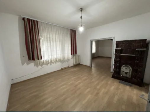 BRASADAS vinde PARTERUL unei case in zona Botizului.