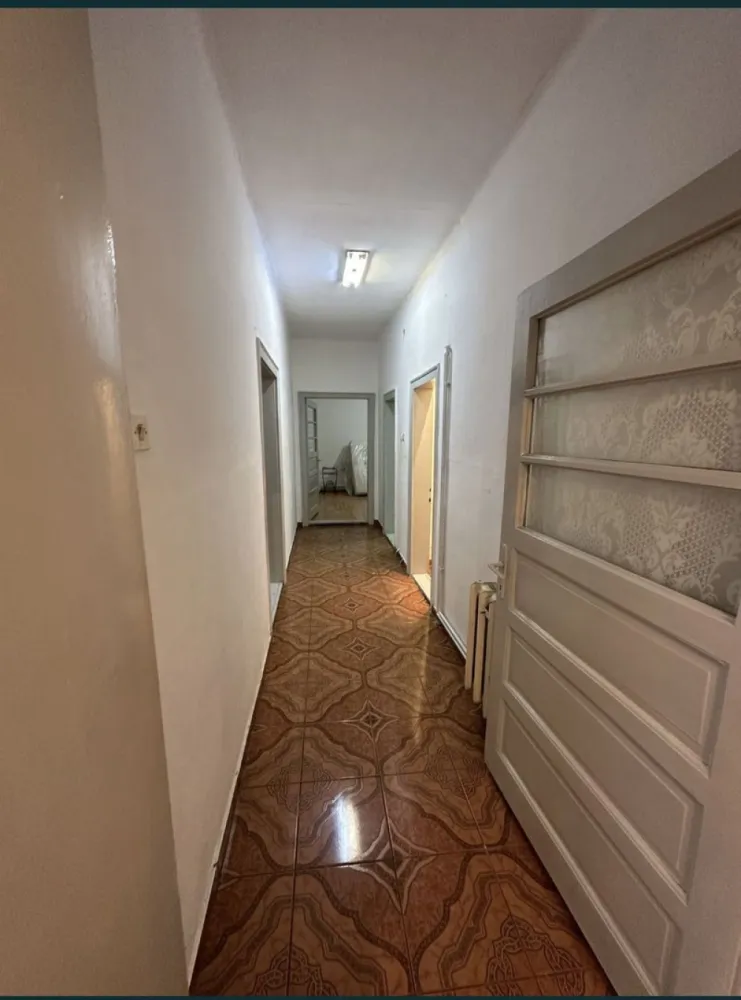 BRASADAS vinde PARTERUL unei case in zona Botizului. - Agenția imobiliara BRASADAS vinde PARTERUL unei case in zona Botizului compus din 3 camere, o bucătărie, o baie, hol, cămară, cu suprafata utila de 90mp.

Are doua intrări separate de cea a vecinilor, curte, grădină, pivniță.