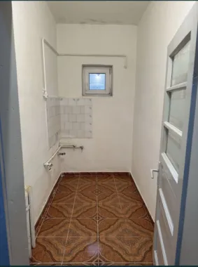 BRASADAS vinde PARTERUL unei case in zona Botizului.