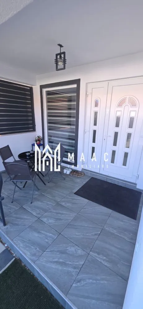 Casa individuala | 4 camere | Acces auto | Selimbar - MAAC Imobiliare vă propune spre vânzare o casă individuală recent renovată, situată într-o zonă liniștită din Șelimbăr, ideală pentru o familie care își dorește confort, intimitate și un spațiu modern gata de locuit.

Proprietatea, construită în urmă cu doar 5 ani, are o suprafață utilă de 91 mp și este amplasată pe un teren de 130 mp, cu o amprentă la sol de 60 mp și curte liberă de aproximativ 70 mp.

Casa este izolată termic și se vinde complet mobilată și utilată, oferind viitorilor proprietari posibilitatea de a se muta imediat, fără investiții suplimentare.

Dotări și beneficii:

Izolație exterioară completă;

Finisaje moderne, recent renovate integral;

Curte amenajată cu grătar și acces auto;

Mobilier și electrocasnice incluse în preț;

Locație excelentă, cu acces rapid către Sibiu și principalele puncte de interes din Șelimbăr.

Această proprietate reprezintă alegerea perfectă pentru cei care caută o casă individuală, modernă, complet amenajată și pregătită pentru mutare imediată.

Pentru detalii suplimentare și programarea unei vizionări, contactați echipa MAAC Imobiliare.
ID: CP2804407.