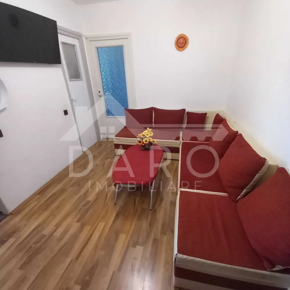 Vand apartame,2 canere - 🏡 Vânzare apartament 2 camere – Dâmbu Pietros | 58 mp
Se oferă spre vânzare apartament cu 2 camere, confort 1, situat în cartierul Dâmbu Pietros, la etajul 9 din 10.
📐 Suprafață: 58 mp
📐 Compartimentare practică, cu hol pătrat, oferind un spațiu aerisit și funcțional.
Avantaje zonă:
📍 cartier liniștit și bine organizat
📍 numeroase parcuri și spații verzi
📍 magazine alimentare și supermarketuri în apropiere
📍 stații de transport public cu acces rapid către toate zonele orașului
📍 școli și grădinițe în apropiere
📍 farmacii, bănci și servicii utile pentru viața de zi cu zi
Ideal pentru locuit sau pentru investiție.
🤝 Proprietate promovată prin DARO Imobiliare
💳 Vrei să cumperi această locuință?
Prin Kiwi Finance te ajutăm să obții finanțarea potrivită:
✔ analiză GRATUITĂ a eligibilității
✔ acces la oferte de la peste 12 bănci
✔ negocierea dobânzii în favoarea ta
✔ suport complet până la semnarea contractului
📞 Detalii și vizionări:
Coman Maria – DARO Imobiliare & Kiwi Finance
📱 0749 535 729
🔑 DARO Imobiliare – găsim proprietatea potrivită.
💳 Kiwi Finance – obținem creditul pentru a o cumpăra.