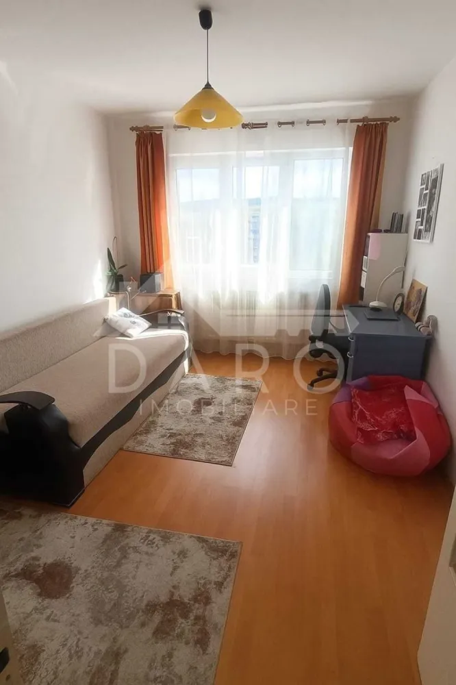 Vand apartame,2 canere - 🏡 Vânzare apartament 2 camere – Dâmbu Pietros | 58 mp
Se oferă spre vânzare apartament cu 2 camere, confort 1, situat în cartierul Dâmbu Pietros, la etajul 9 din 10.
📐 Suprafață: 58 mp
📐 Compartimentare practică, cu hol pătrat, oferind un spațiu aerisit și funcțional.
Avantaje zonă:
📍 cartier liniștit și bine organizat
📍 numeroase parcuri și spații verzi
📍 magazine alimentare și supermarketuri în apropiere
📍 stații de transport public cu acces rapid către toate zonele orașului
📍 școli și grădinițe în apropiere
📍 farmacii, bănci și servicii utile pentru viața de zi cu zi
Ideal pentru locuit sau pentru investiție.
🤝 Proprietate promovată prin DARO Imobiliare
💳 Vrei să cumperi această locuință?
Prin Kiwi Finance te ajutăm să obții finanțarea potrivită:
✔ analiză GRATUITĂ a eligibilității
✔ acces la oferte de la peste 12 bănci
✔ negocierea dobânzii în favoarea ta
✔ suport complet până la semnarea contractului
📞 Detalii și vizionări:
Coman Maria – DARO Imobiliare & Kiwi Finance
📱 0749 535 729
🔑 DARO Imobiliare – găsim proprietatea potrivită.
💳 Kiwi Finance – obținem creditul pentru a o cumpăra.