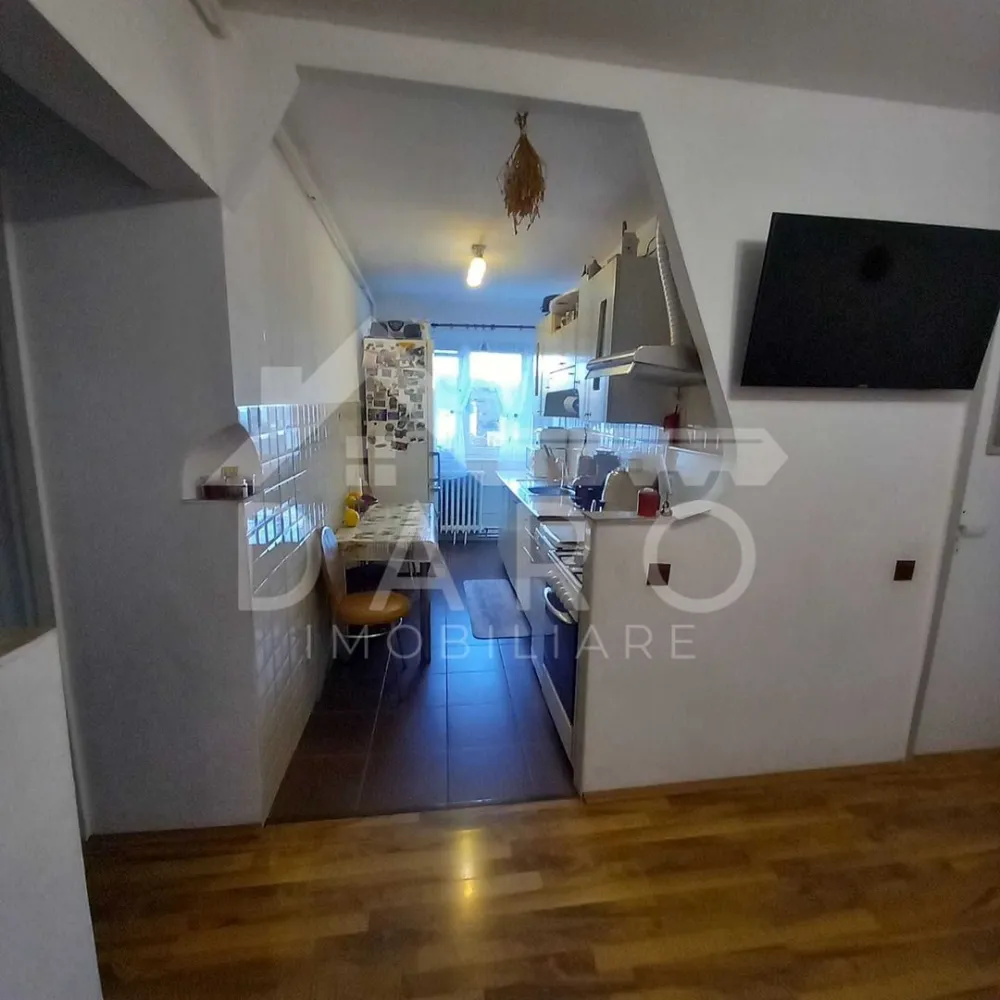 Vand apartame,2 canere - 🏡 Vânzare apartament 2 camere – Dâmbu Pietros | 58 mp
Se oferă spre vânzare apartament cu 2 camere, confort 1, situat în cartierul Dâmbu Pietros, la etajul 9 din 10.
📐 Suprafață: 58 mp
📐 Compartimentare practică, cu hol pătrat, oferind un spațiu aerisit și funcțional.
Avantaje zonă:
📍 cartier liniștit și bine organizat
📍 numeroase parcuri și spații verzi
📍 magazine alimentare și supermarketuri în apropiere
📍 stații de transport public cu acces rapid către toate zonele orașului
📍 școli și grădinițe în apropiere
📍 farmacii, bănci și servicii utile pentru viața de zi cu zi
Ideal pentru locuit sau pentru investiție.
🤝 Proprietate promovată prin DARO Imobiliare
💳 Vrei să cumperi această locuință?
Prin Kiwi Finance te ajutăm să obții finanțarea potrivită:
✔ analiză GRATUITĂ a eligibilității
✔ acces la oferte de la peste 12 bănci
✔ negocierea dobânzii în favoarea ta
✔ suport complet până la semnarea contractului
📞 Detalii și vizionări:
Coman Maria – DARO Imobiliare & Kiwi Finance
📱 0749 535 729
🔑 DARO Imobiliare – găsim proprietatea potrivită.
💳 Kiwi Finance – obținem creditul pentru a o cumpăra.